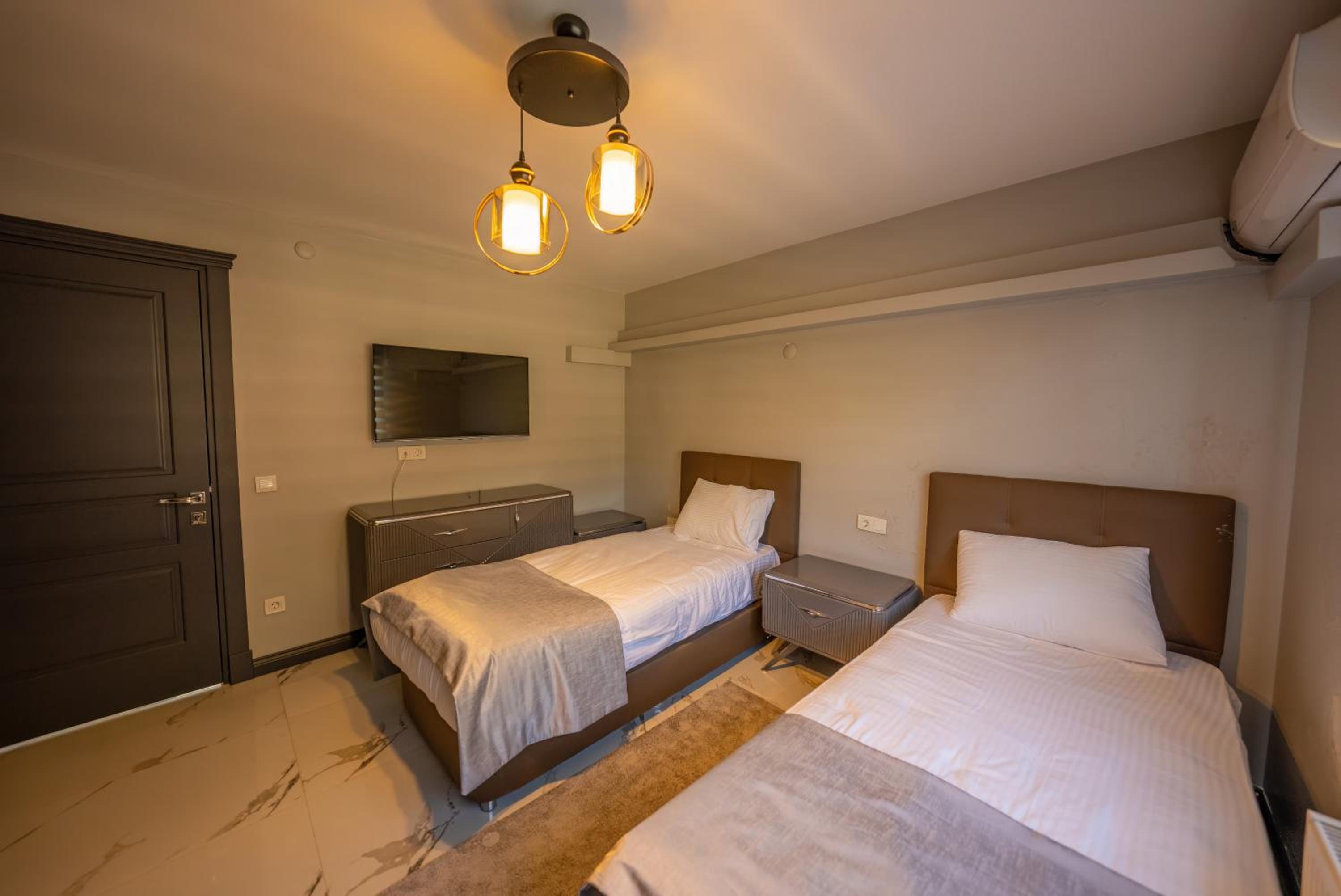 Deluxe Queen Suite - Photo 1