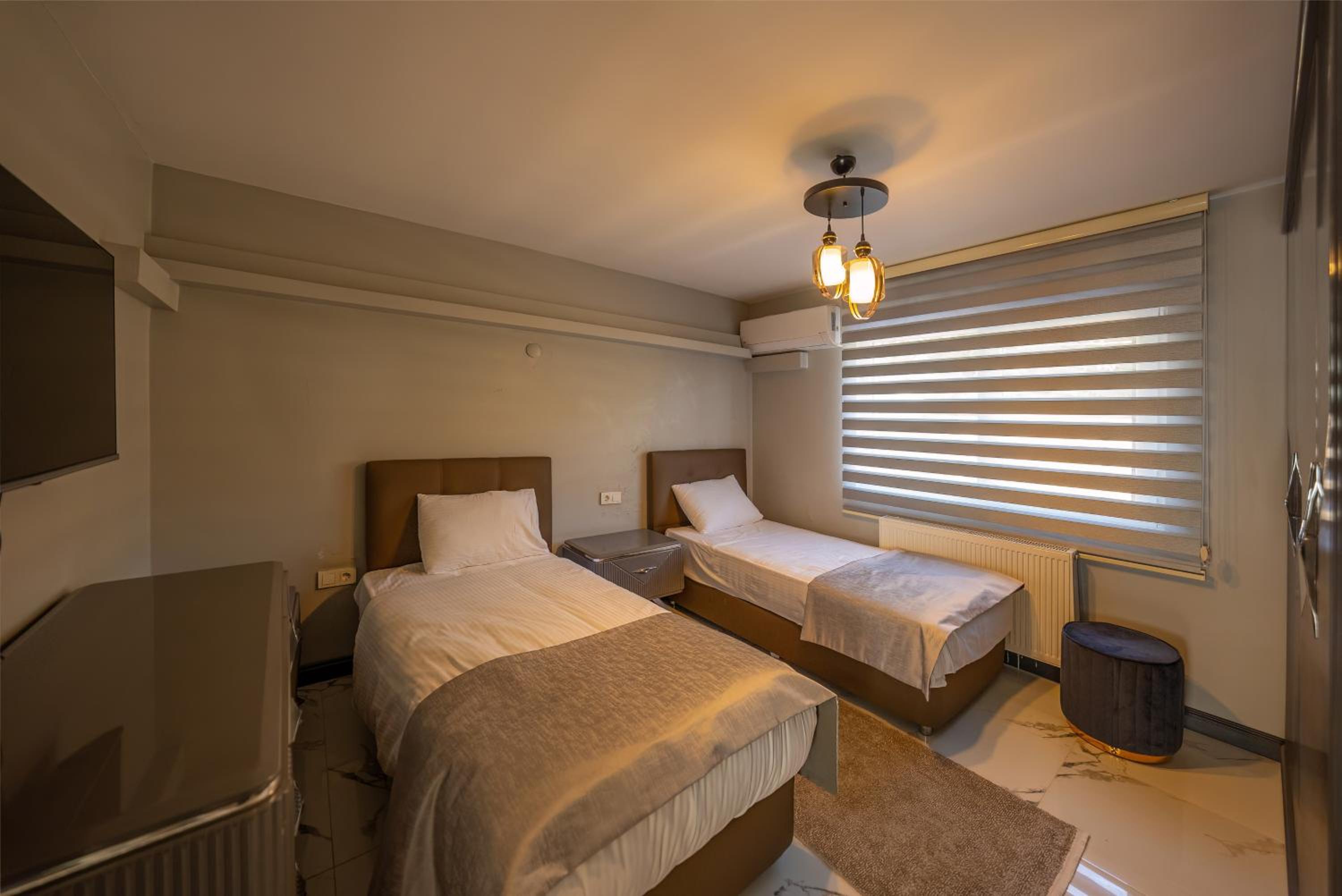 Deluxe Queen Suite - Photo 6