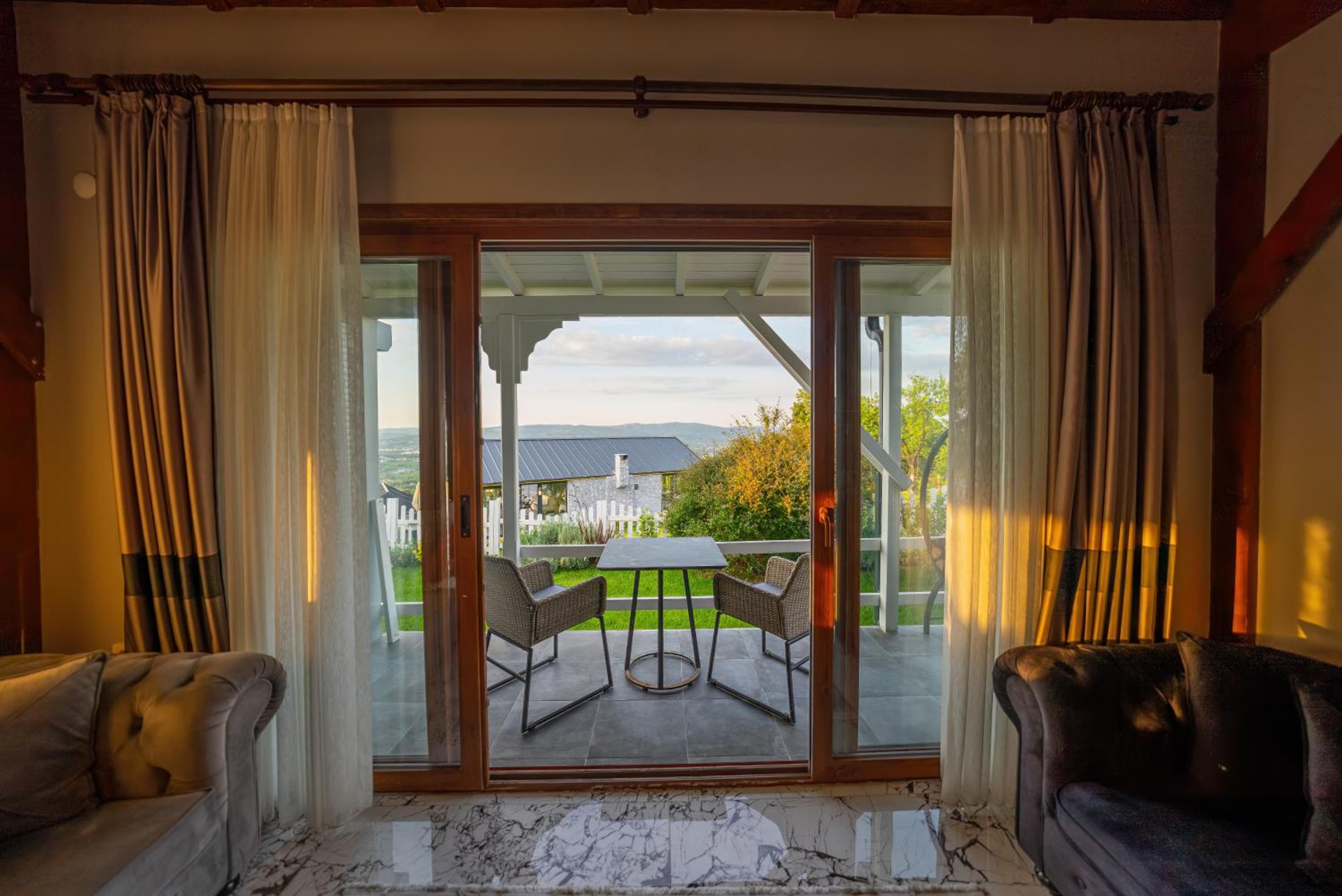 Deluxe Queen Suite - Photo 33