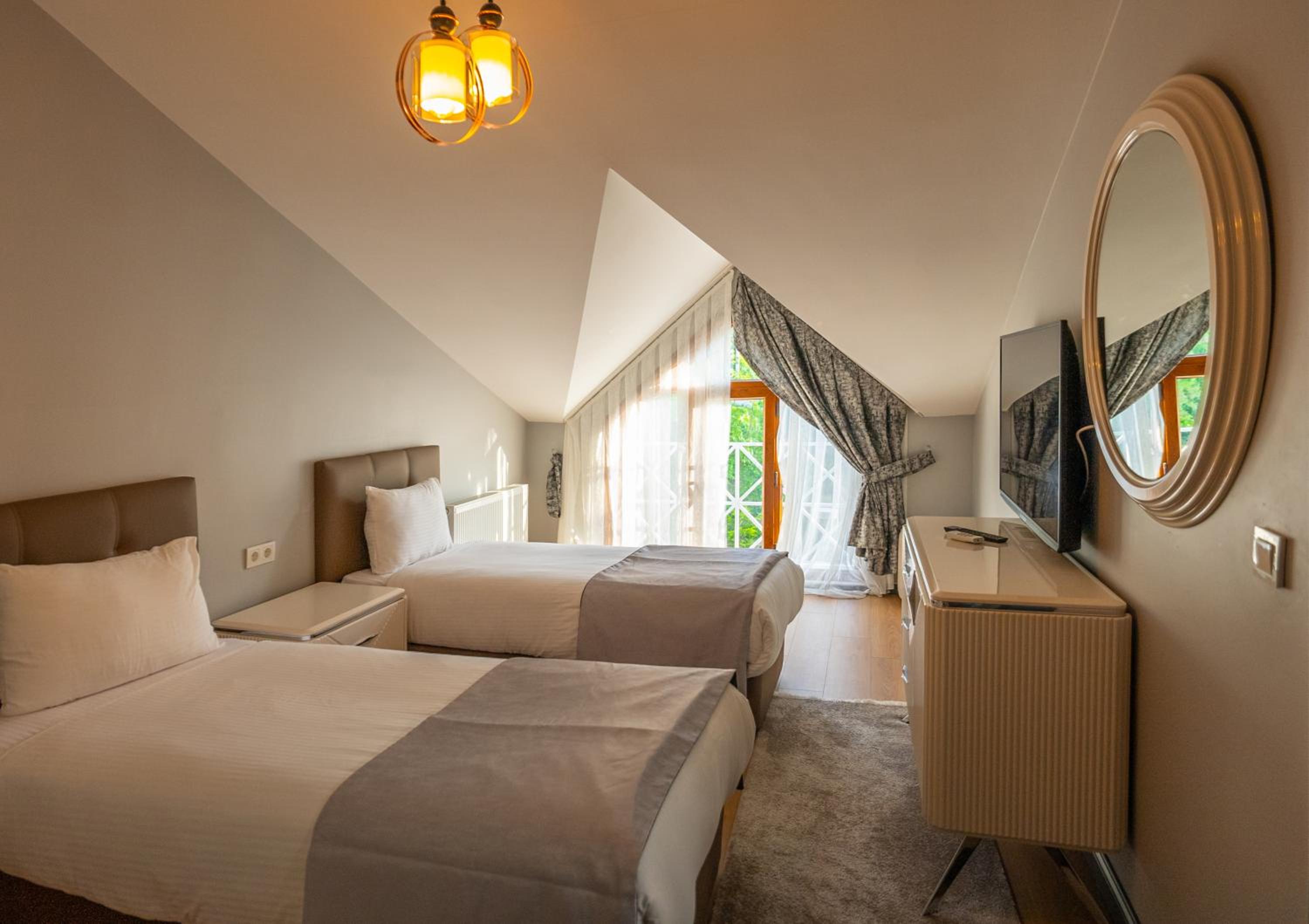 Deluxe Queen Suite - Photo 5