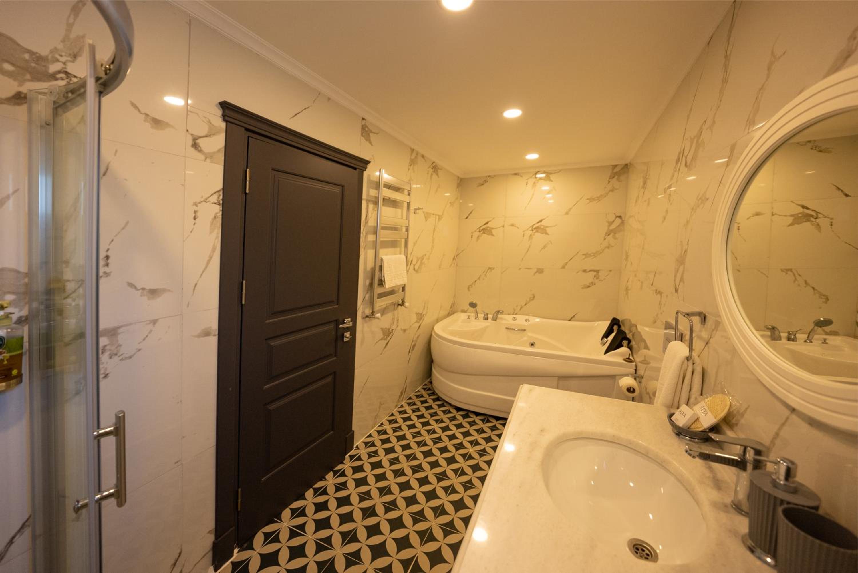 Deluxe Queen Suite - Photo 27