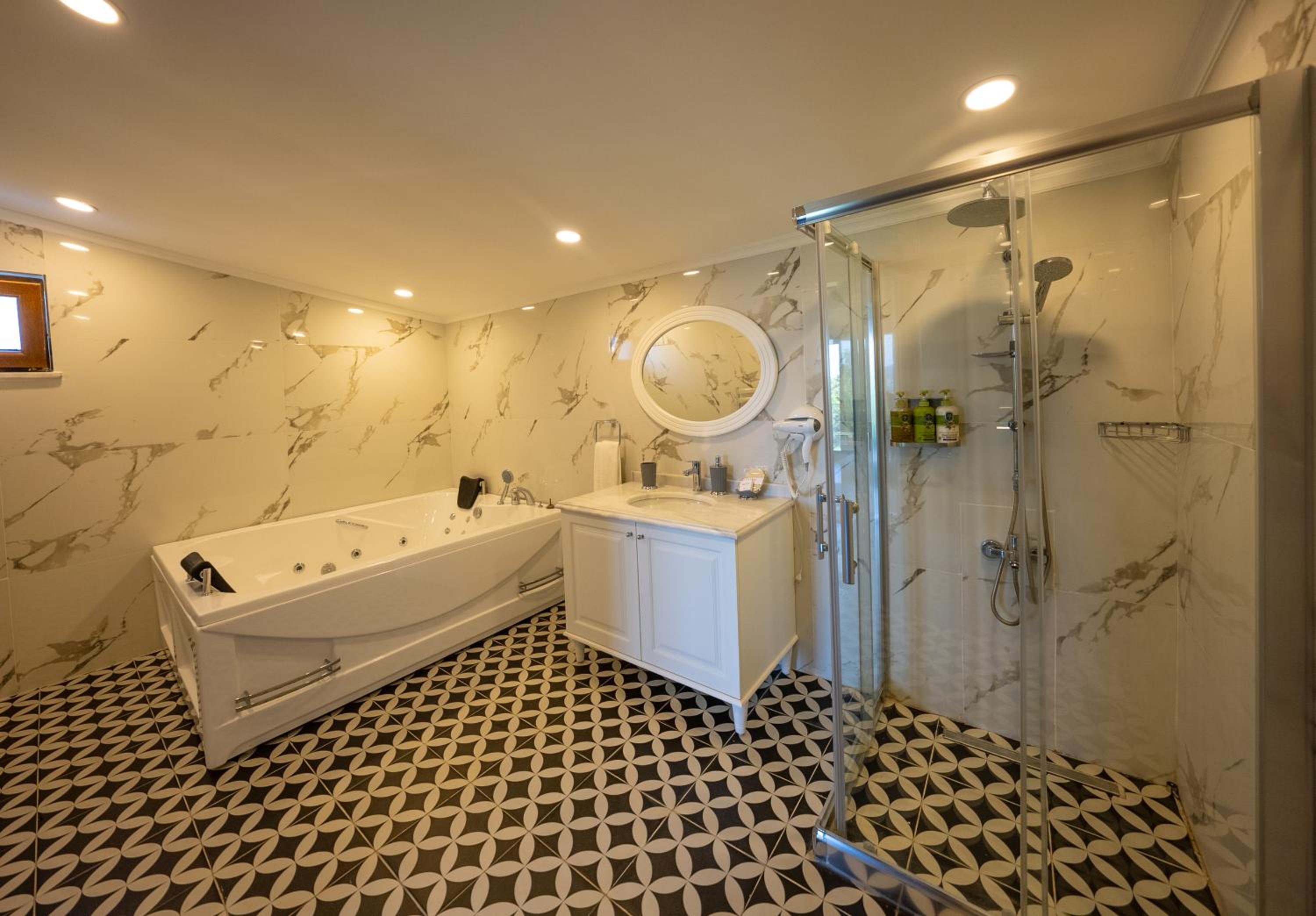 Deluxe Queen Suite - Photo 26