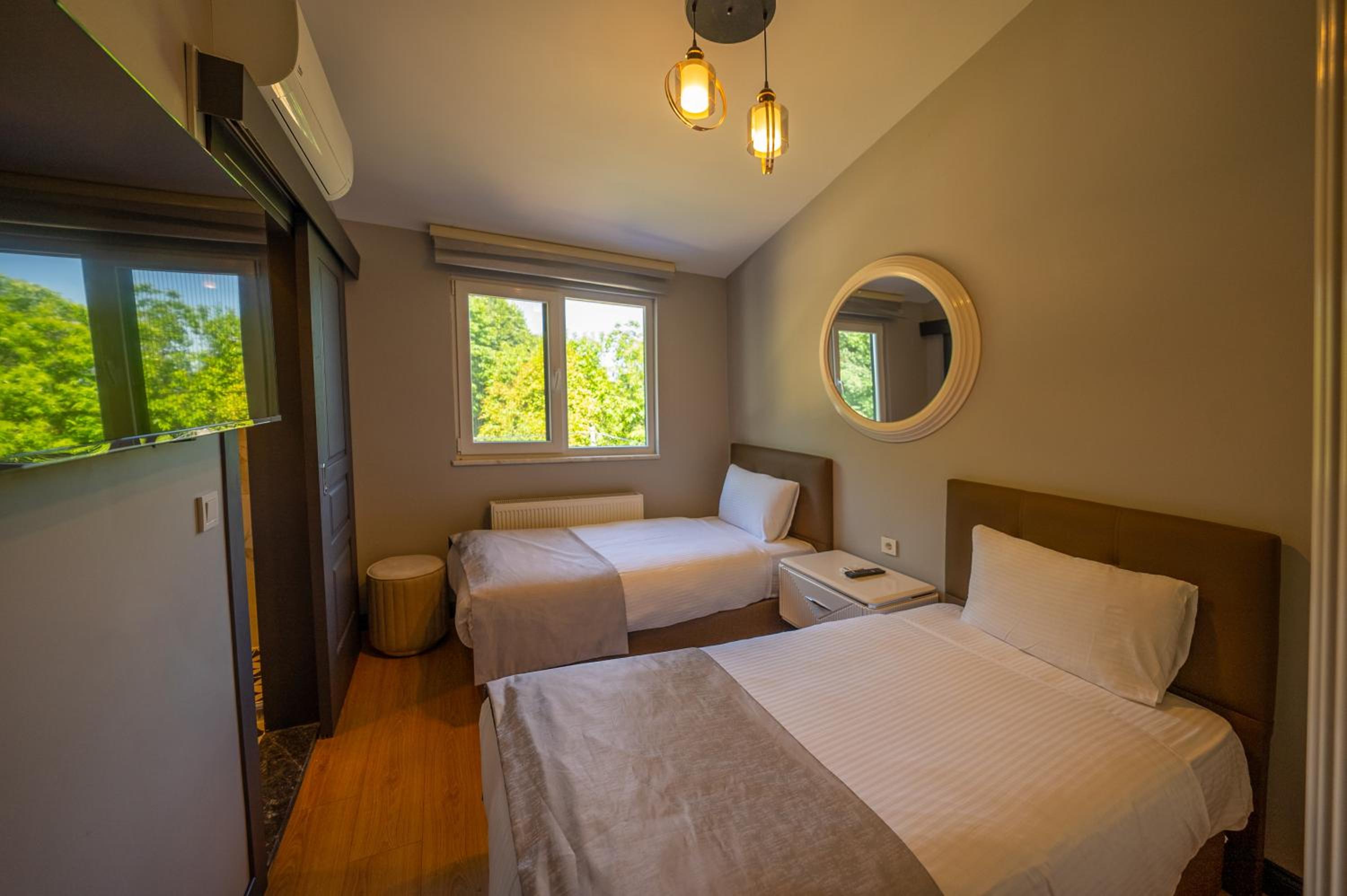 Deluxe Queen Suite - Photo 13