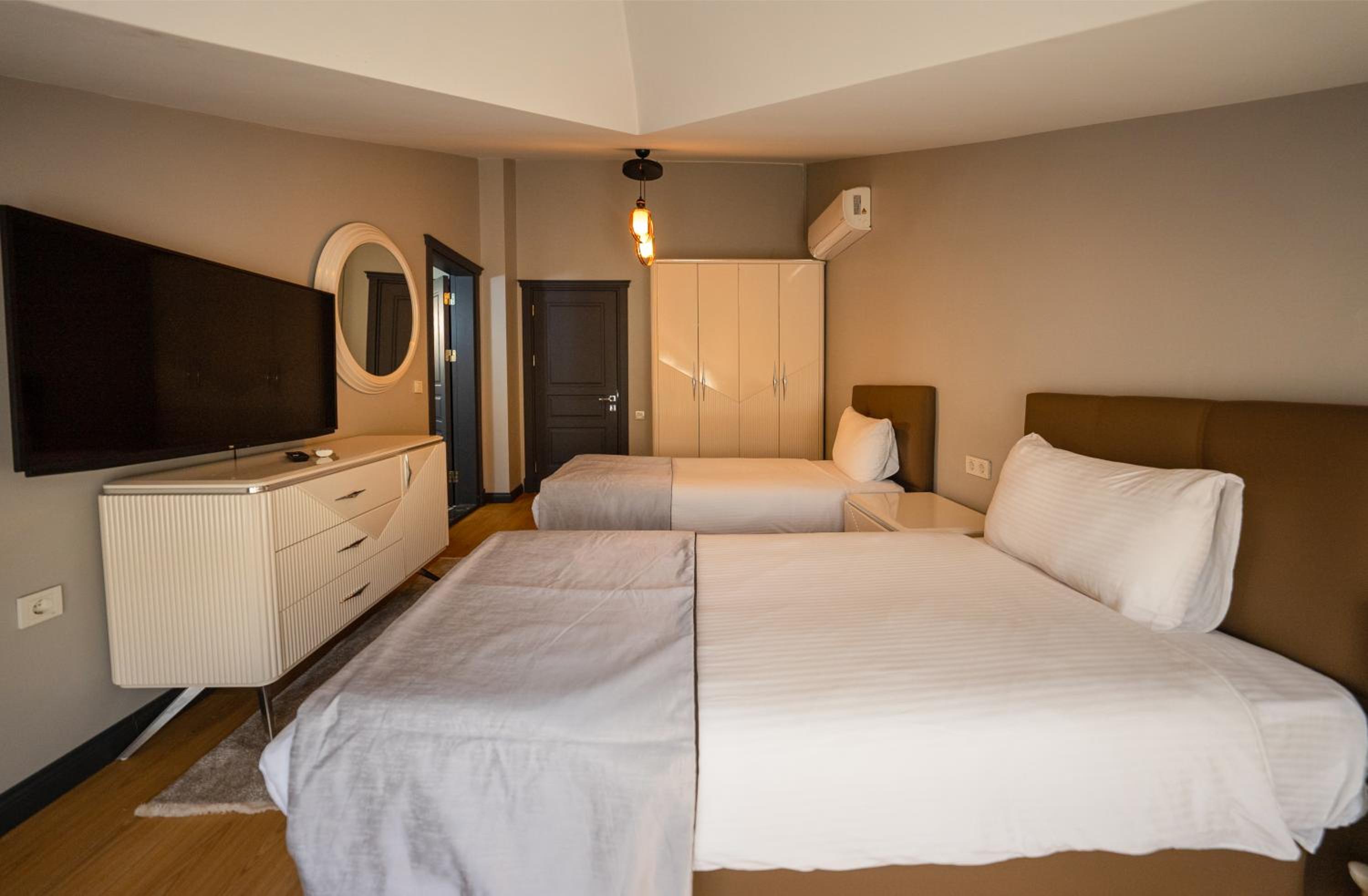 Deluxe Queen Suite - Photo 4