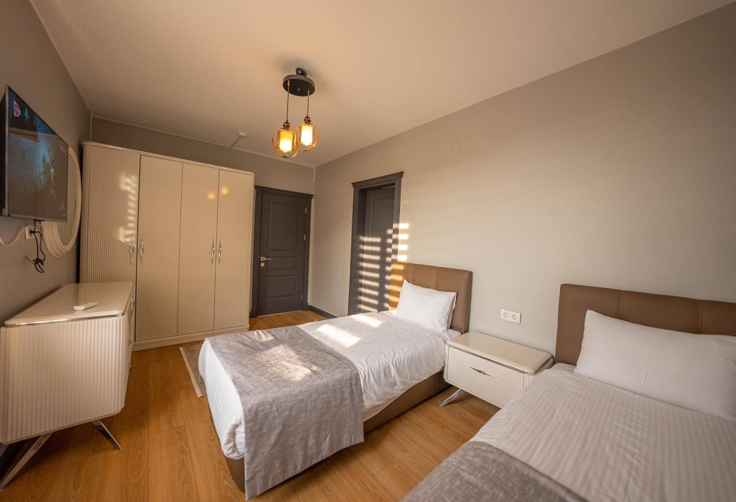 Deluxe Queen Suite - Photo 3