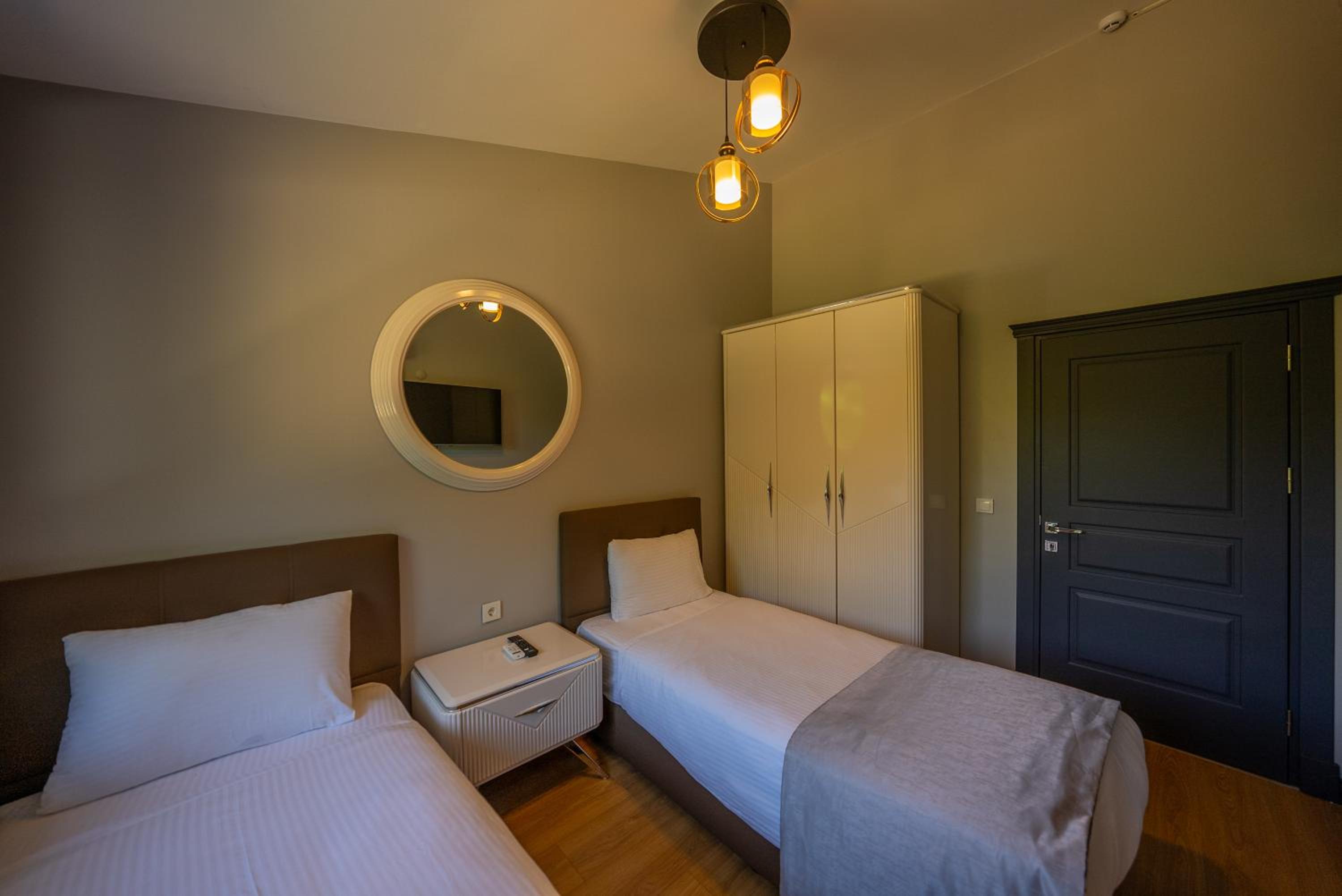 Deluxe Queen Suite - Photo 2