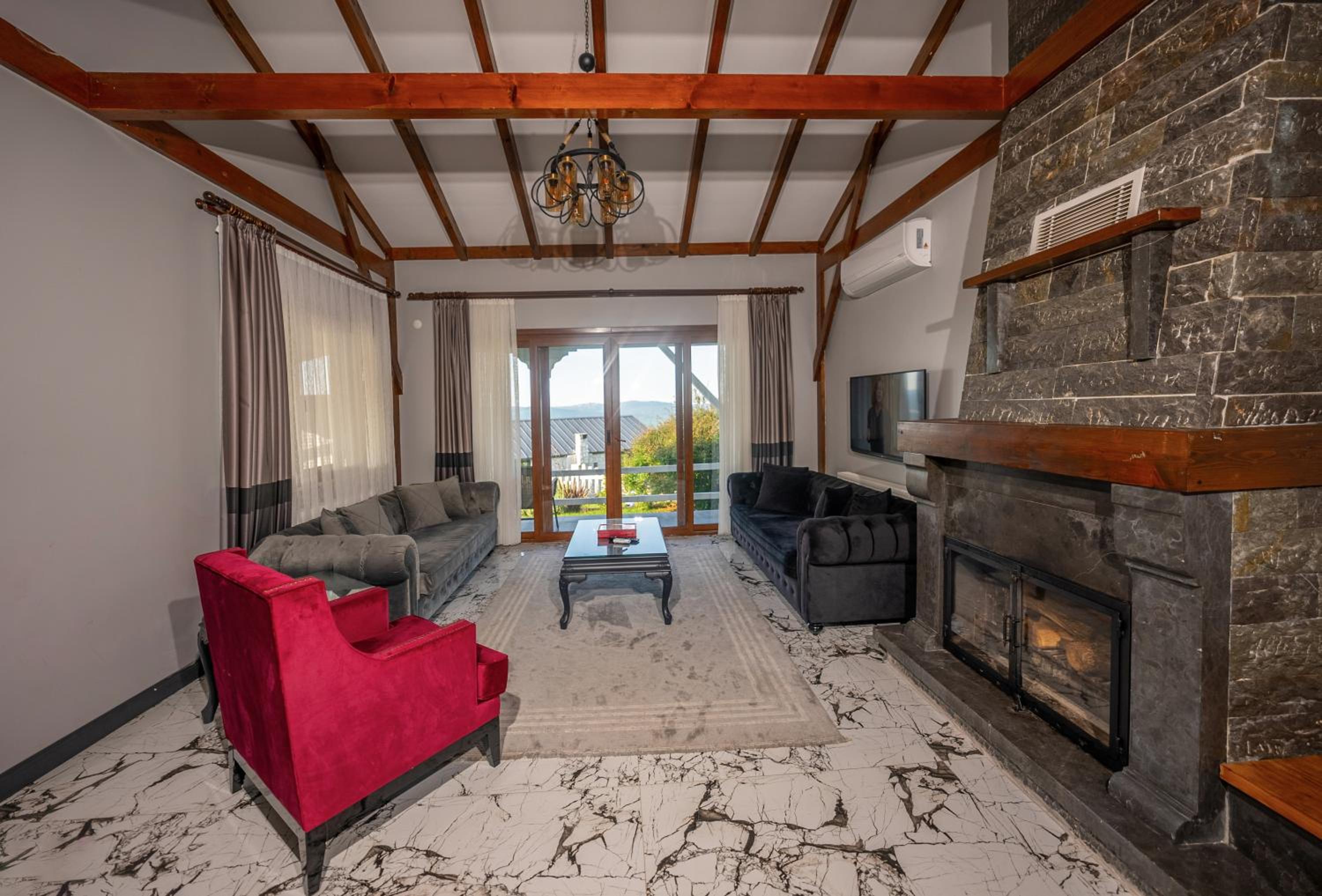 Deluxe Queen Suite - Photo 19