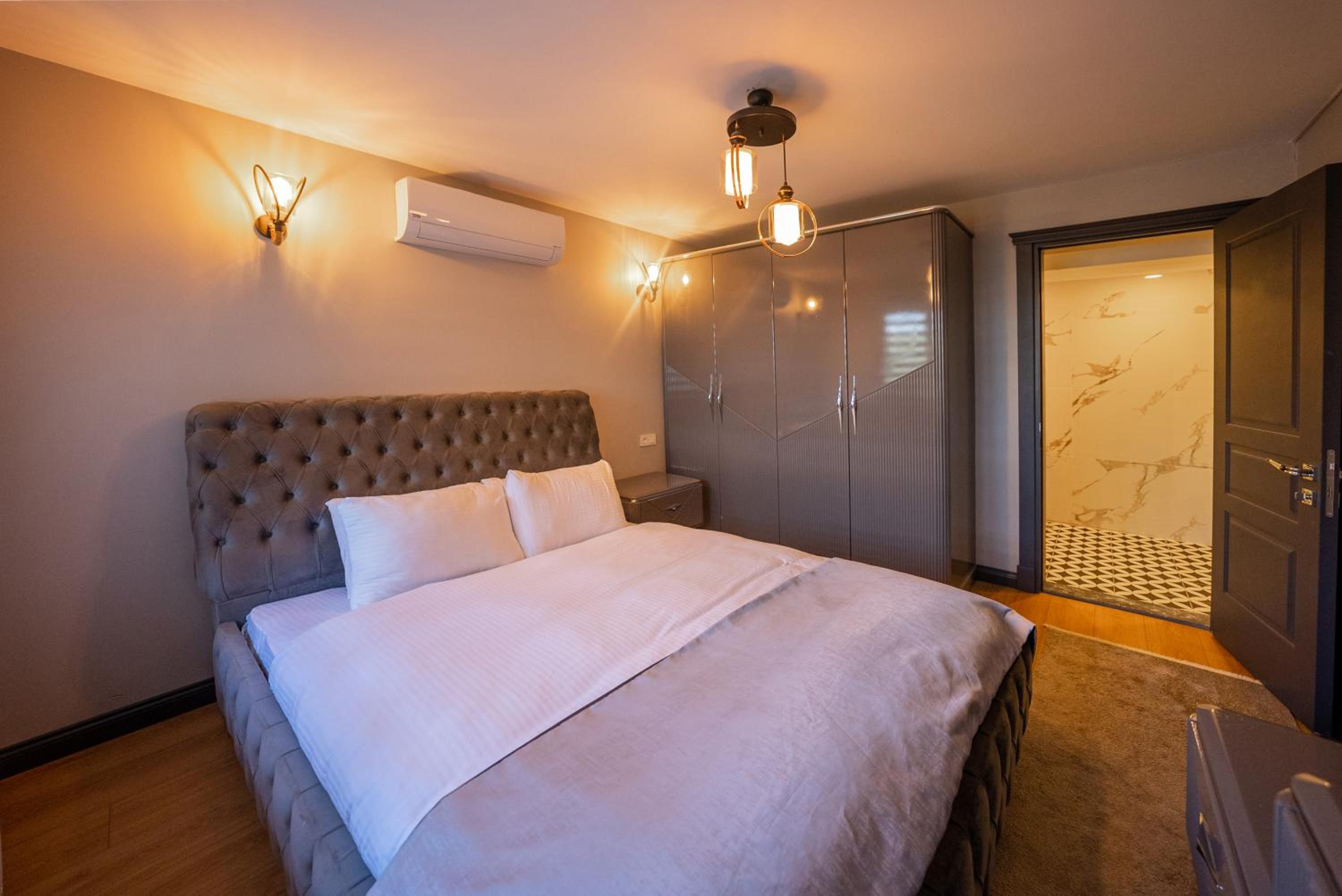 Deluxe Queen Suite - Photo 43