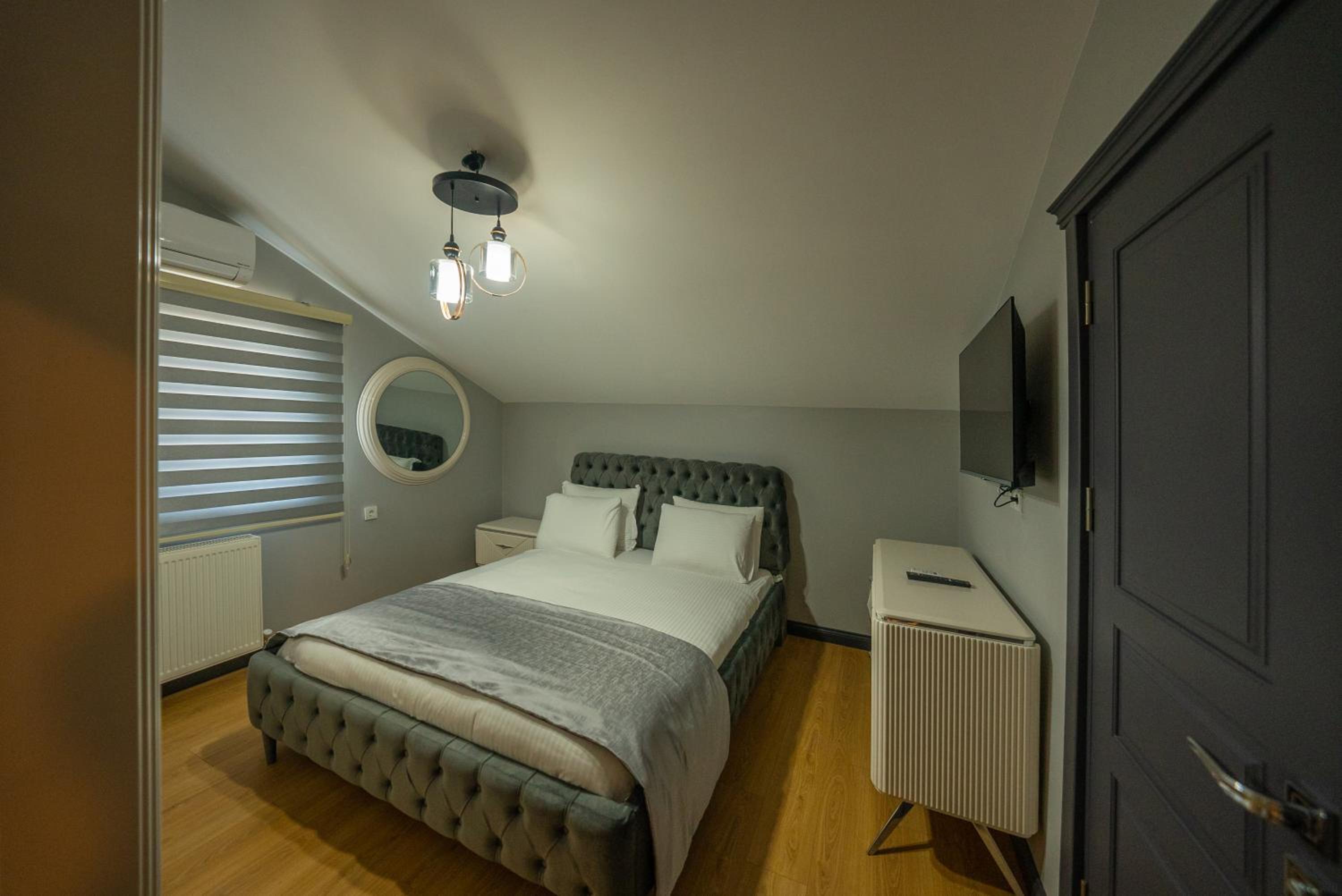 Deluxe Queen Suite - Photo 11