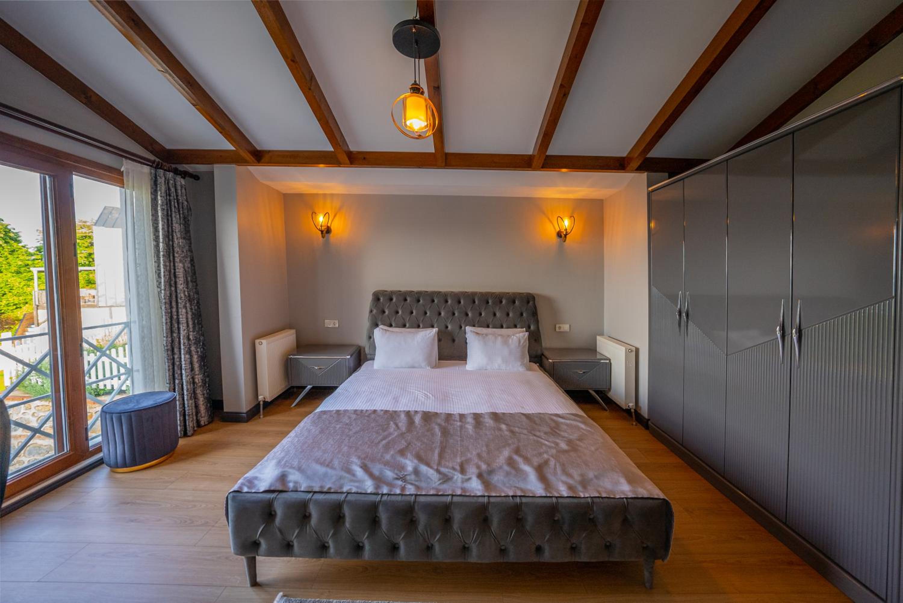 Deluxe Queen Suite - Photo 42