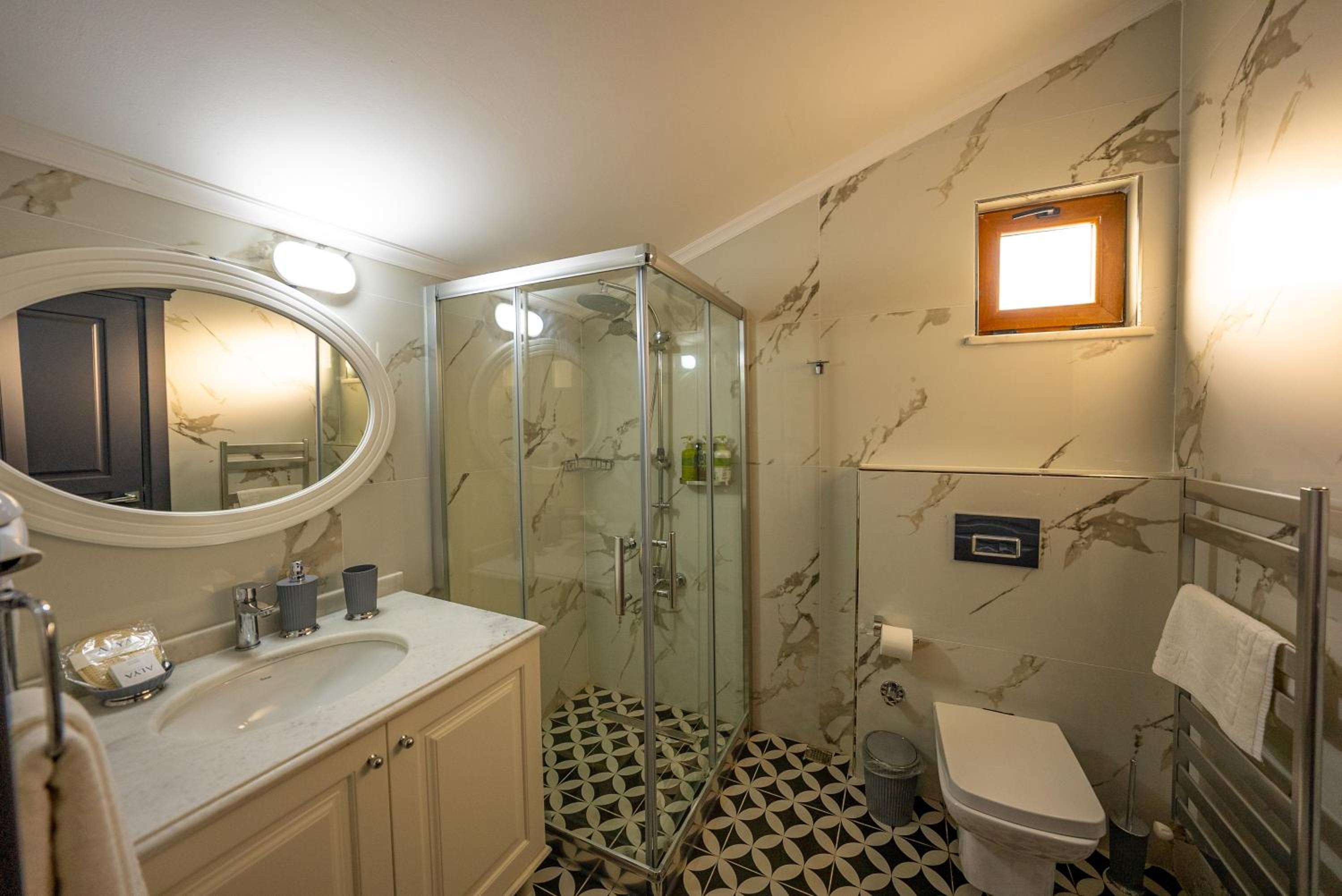 Deluxe Queen Suite - Photo 12