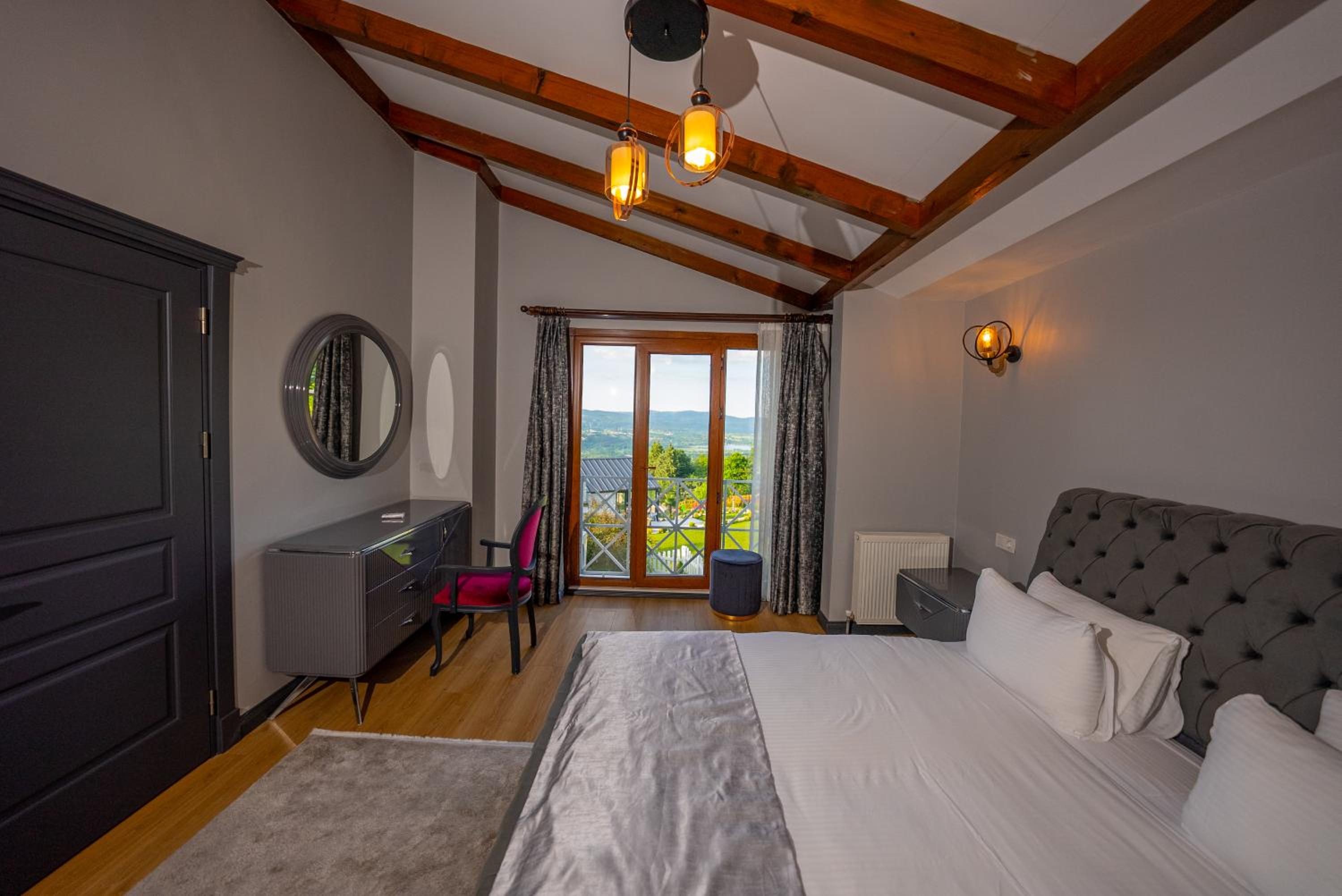 Deluxe Queen Suite - Photo 40