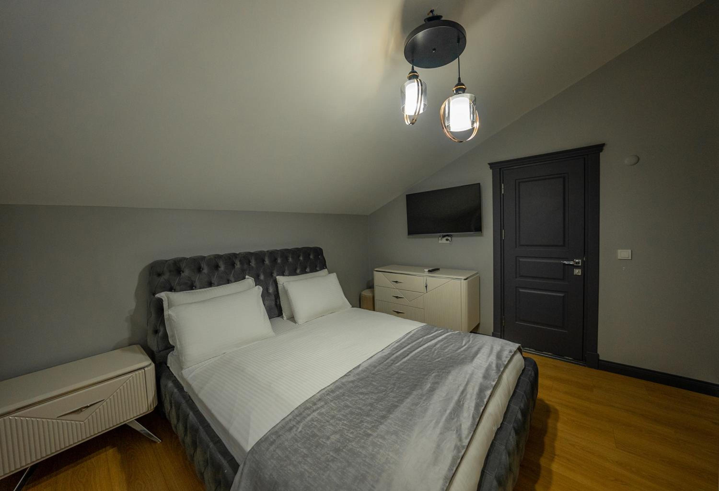 Deluxe Queen Suite - Photo 35