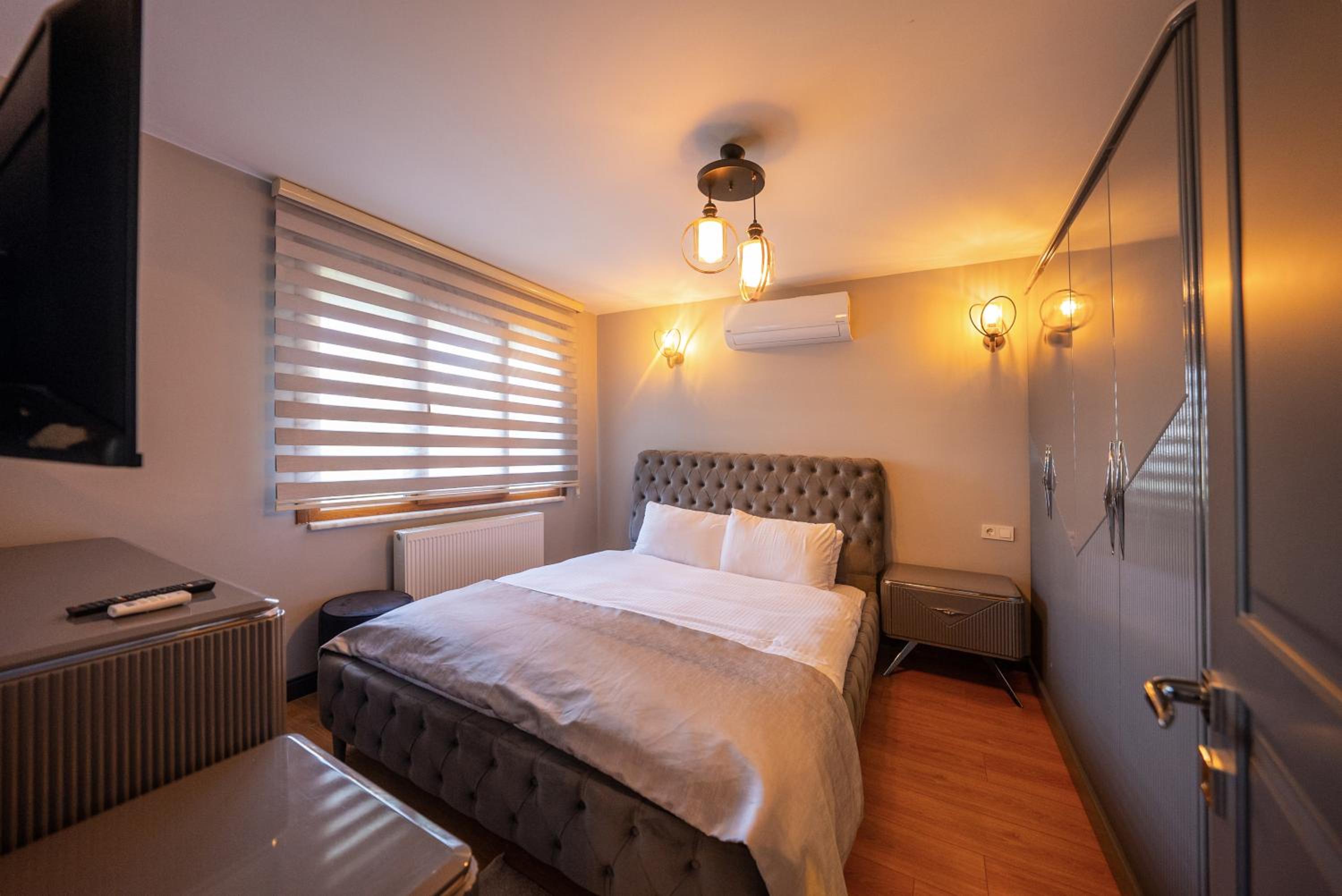 Deluxe Queen Suite - Photo 41