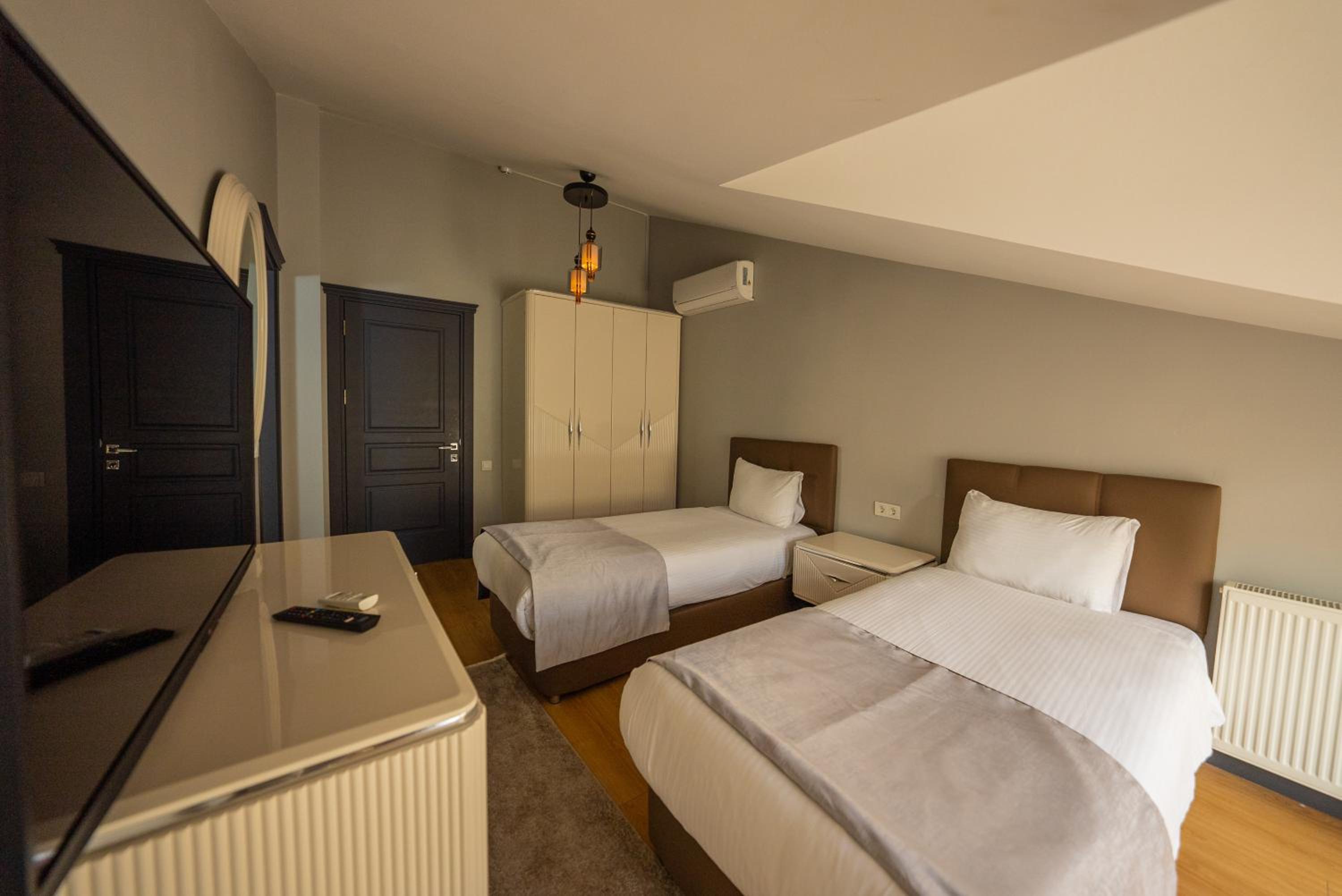 Deluxe Queen Suite - Photo 39