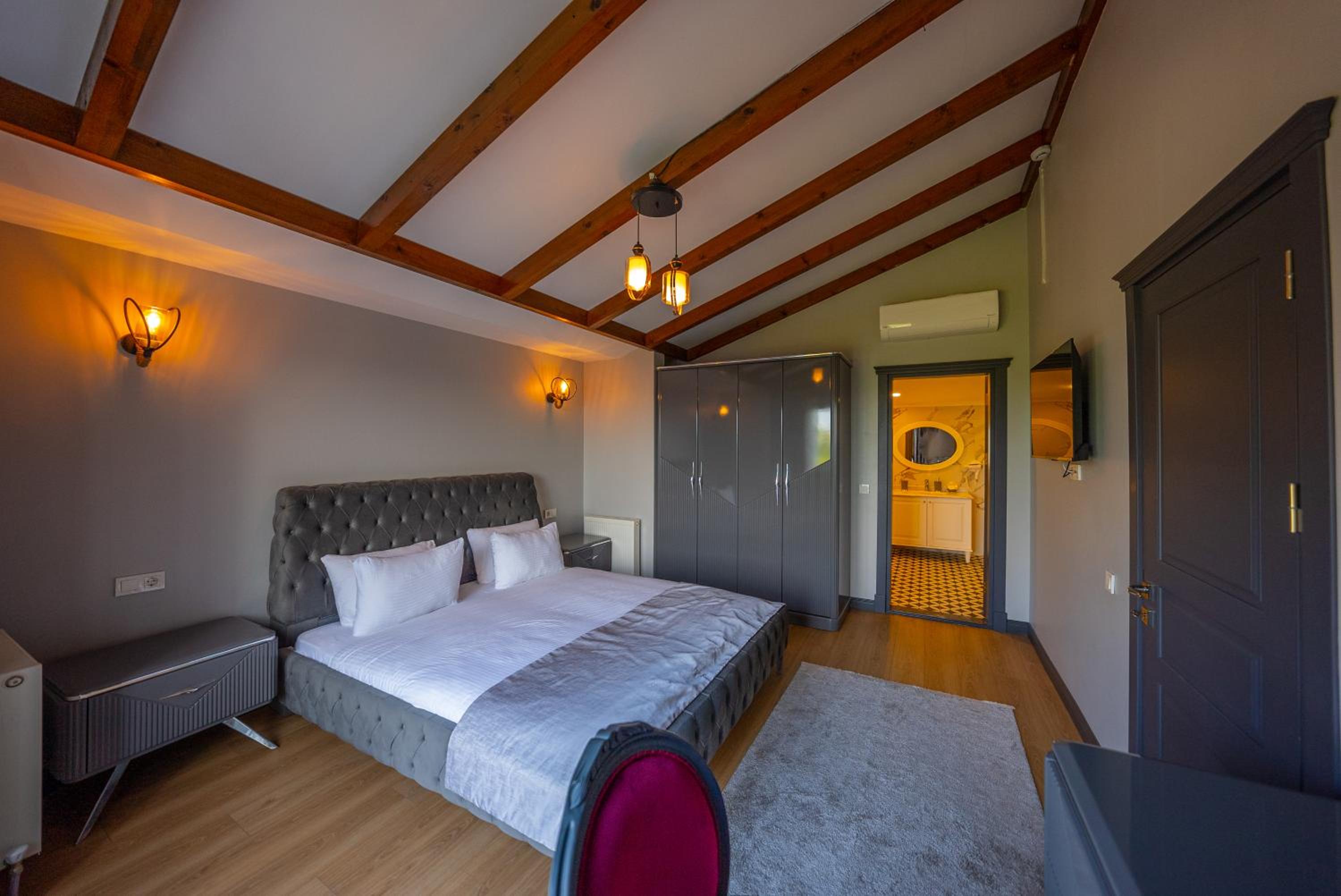Deluxe Queen Suite - Photo 37