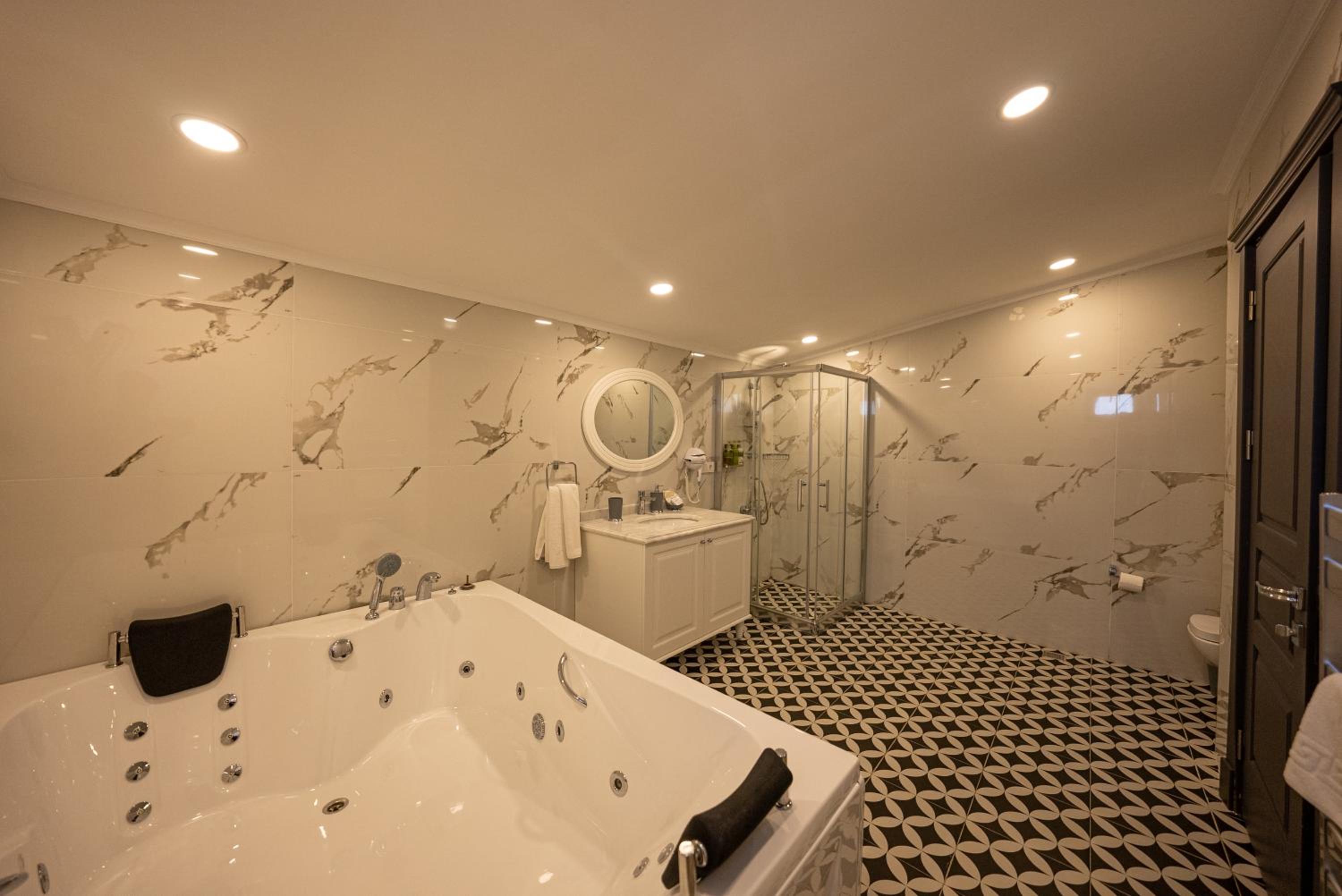 Deluxe Queen Suite - Photo 25