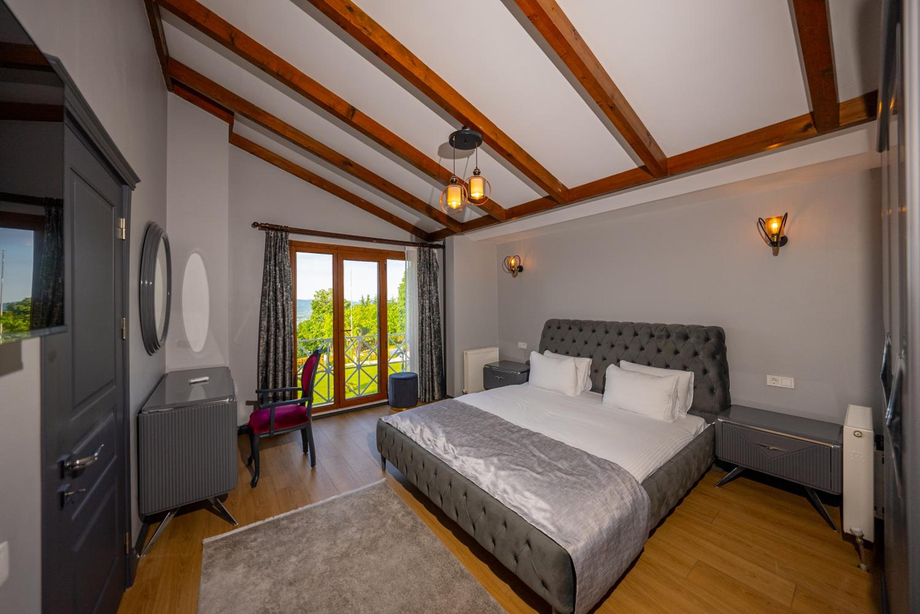 Deluxe Queen Suite - Photo 34