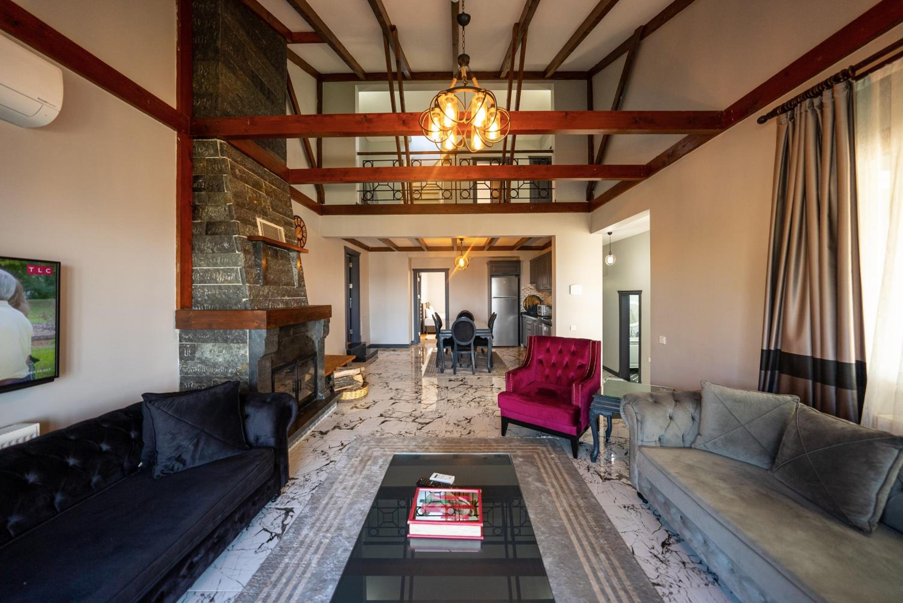 Deluxe Queen Suite - Photo 17