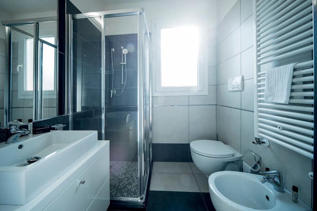 Suite with Balcony (4 Adults) - Photo 8