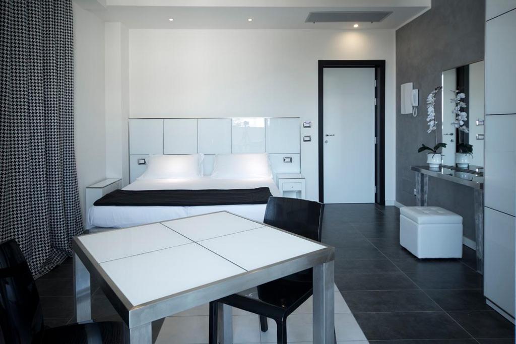 Junior Suite with Balcony (2 Adults) - Photo 3