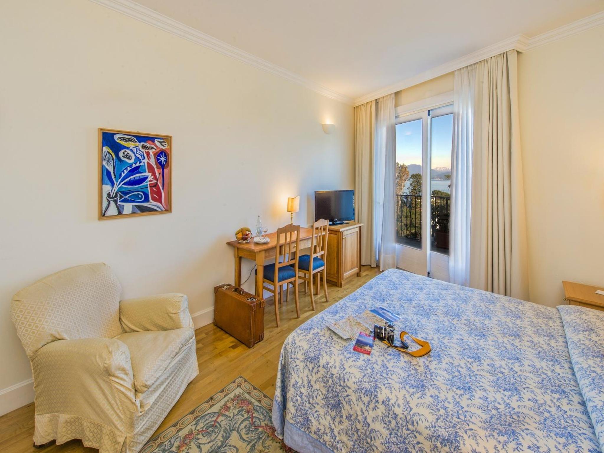 Double or Twin Room with Lake View - Photo 6