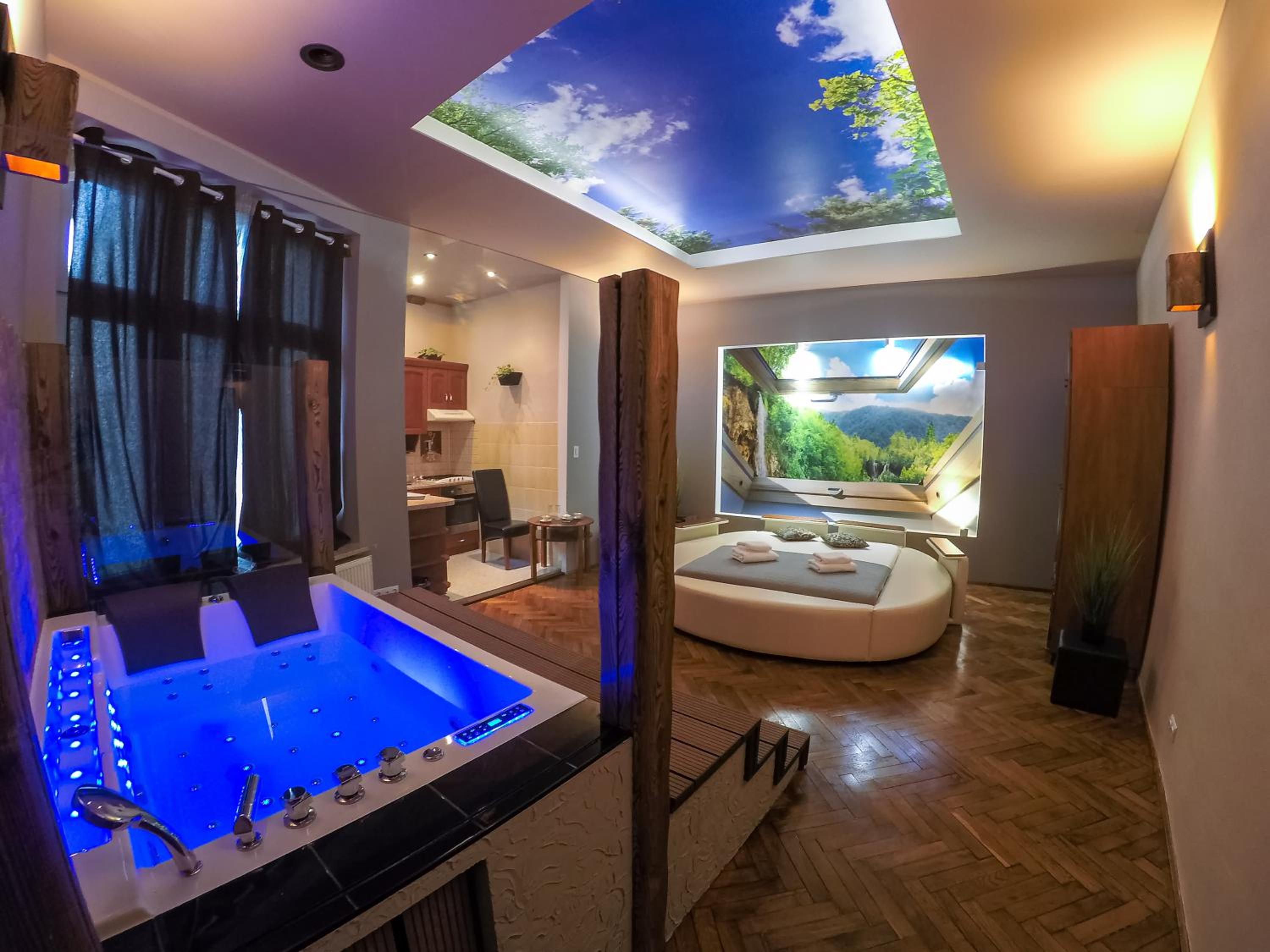 Queen Suite with Spa Bath photo 3
