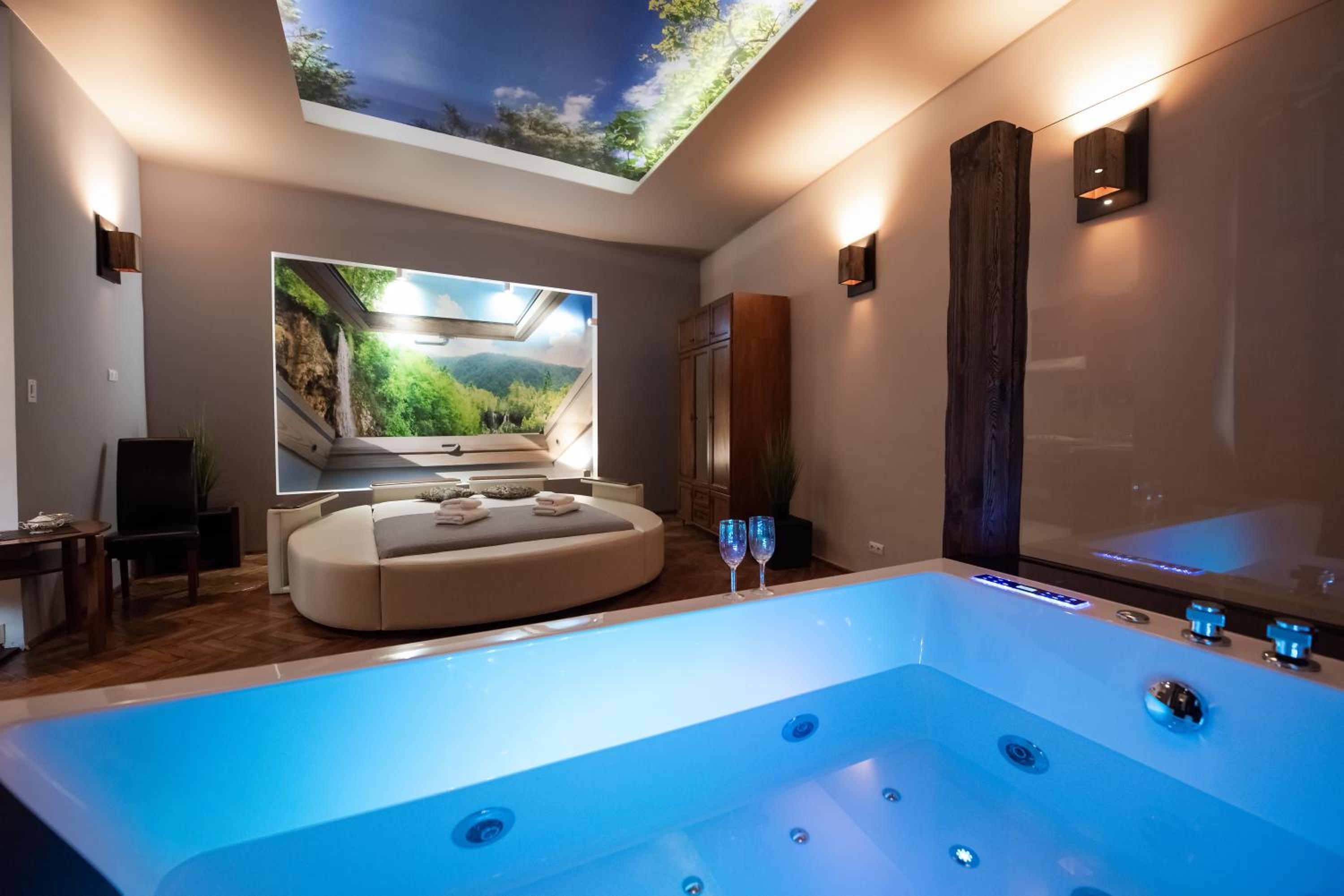 Queen Suite with Spa Bath photo 1