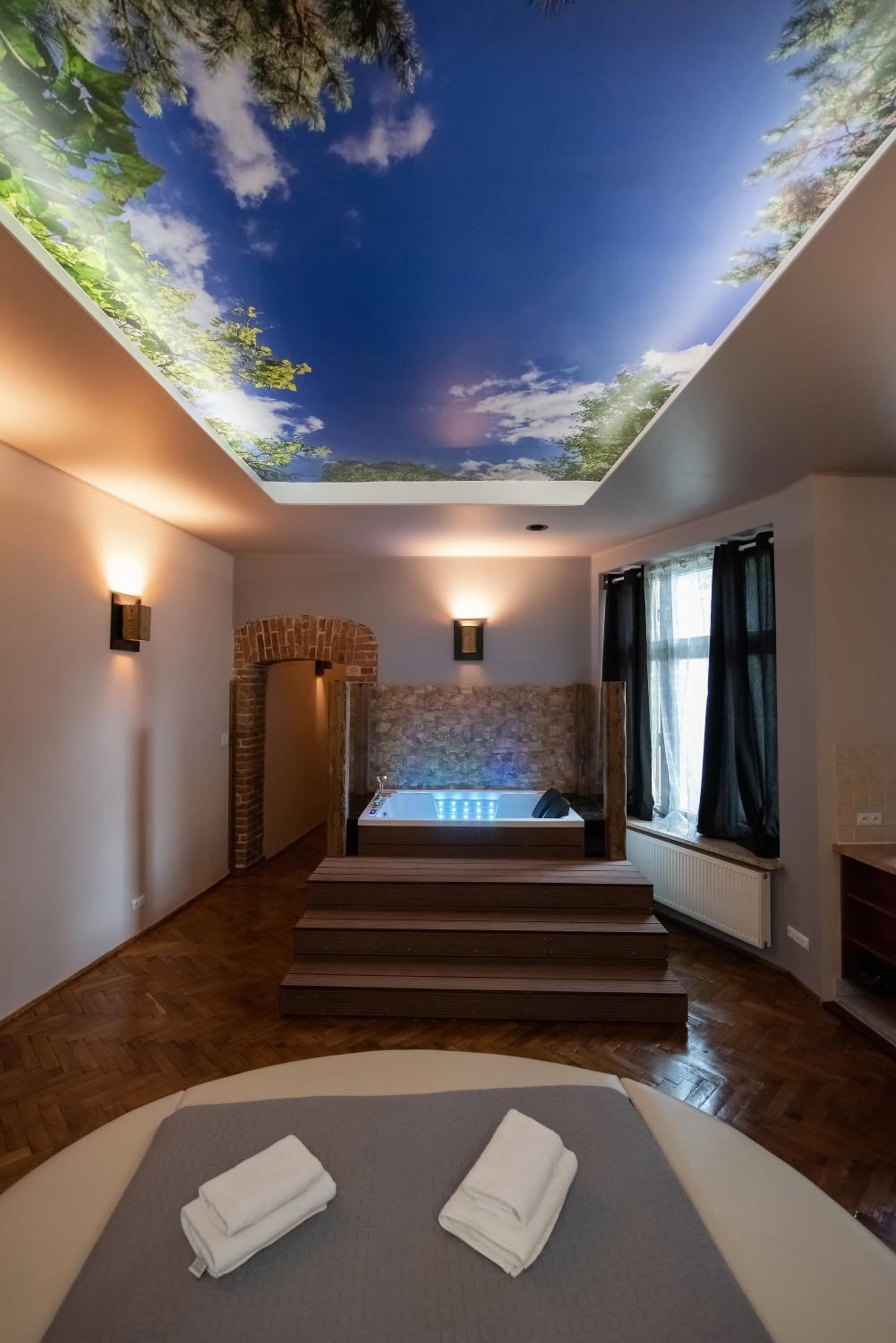 Queen Suite with Spa Bath photo 2