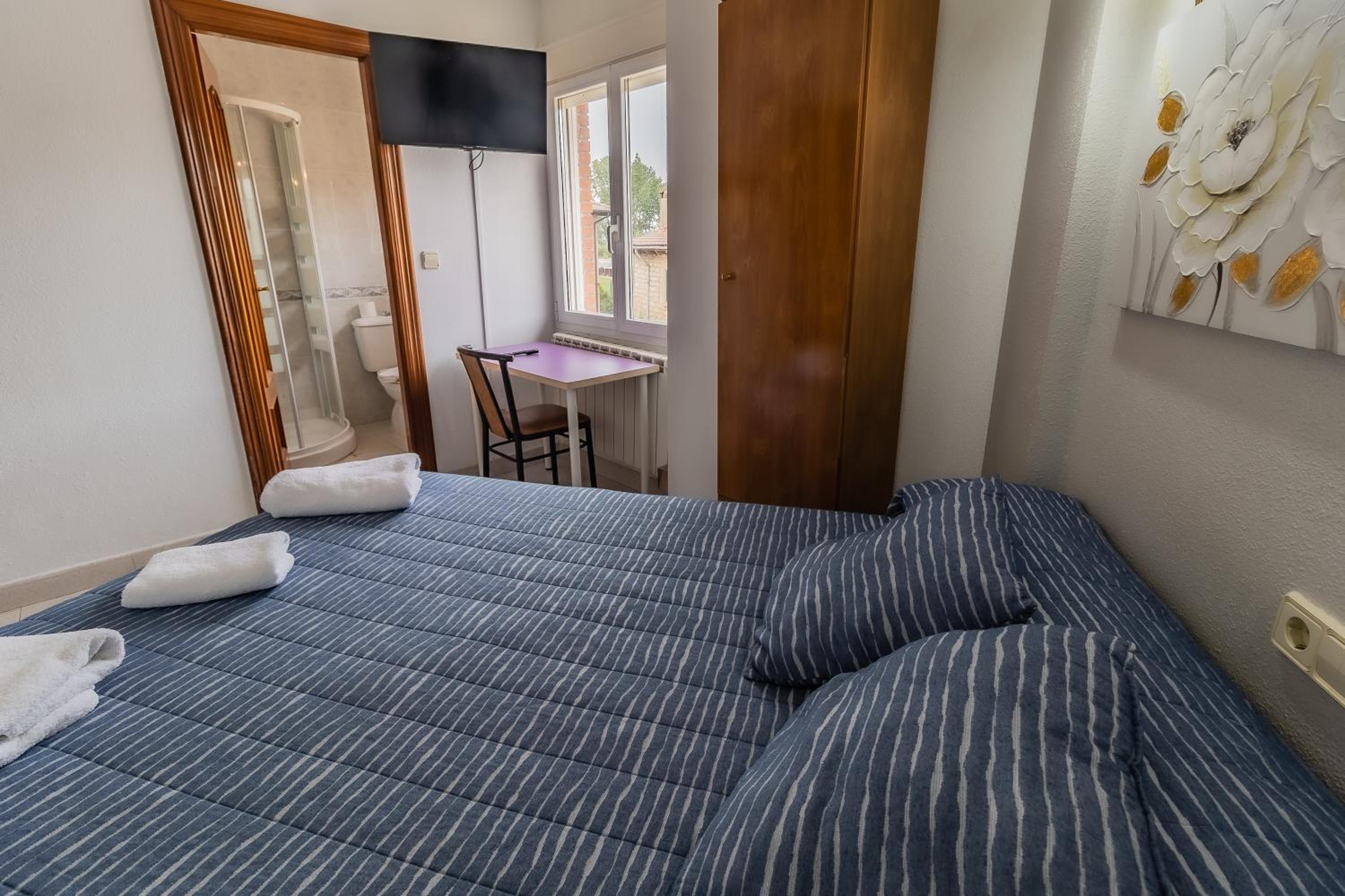 Double or Twin Room - Photo 4