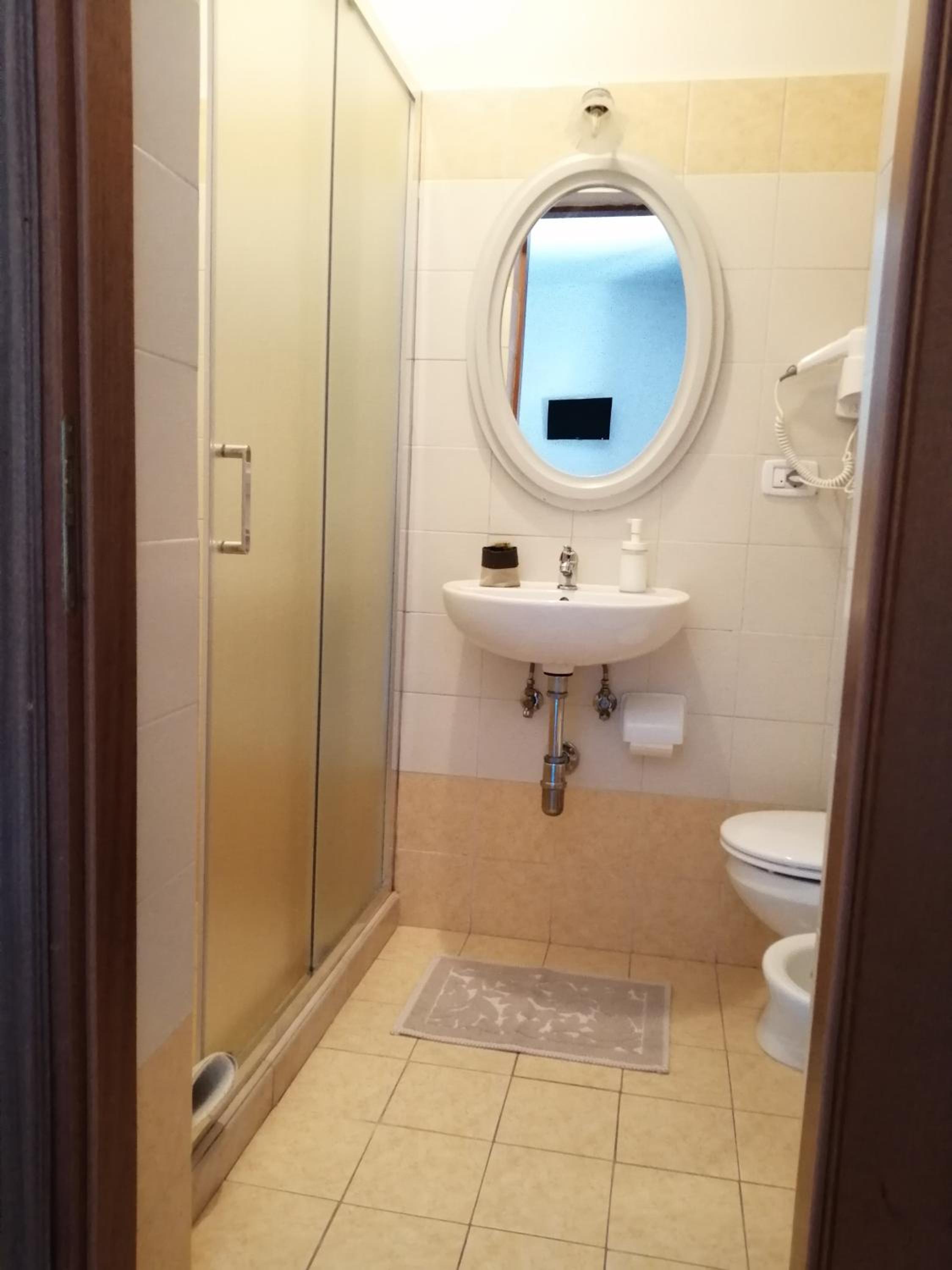 Family Room with Private Bathroom - Photo 2