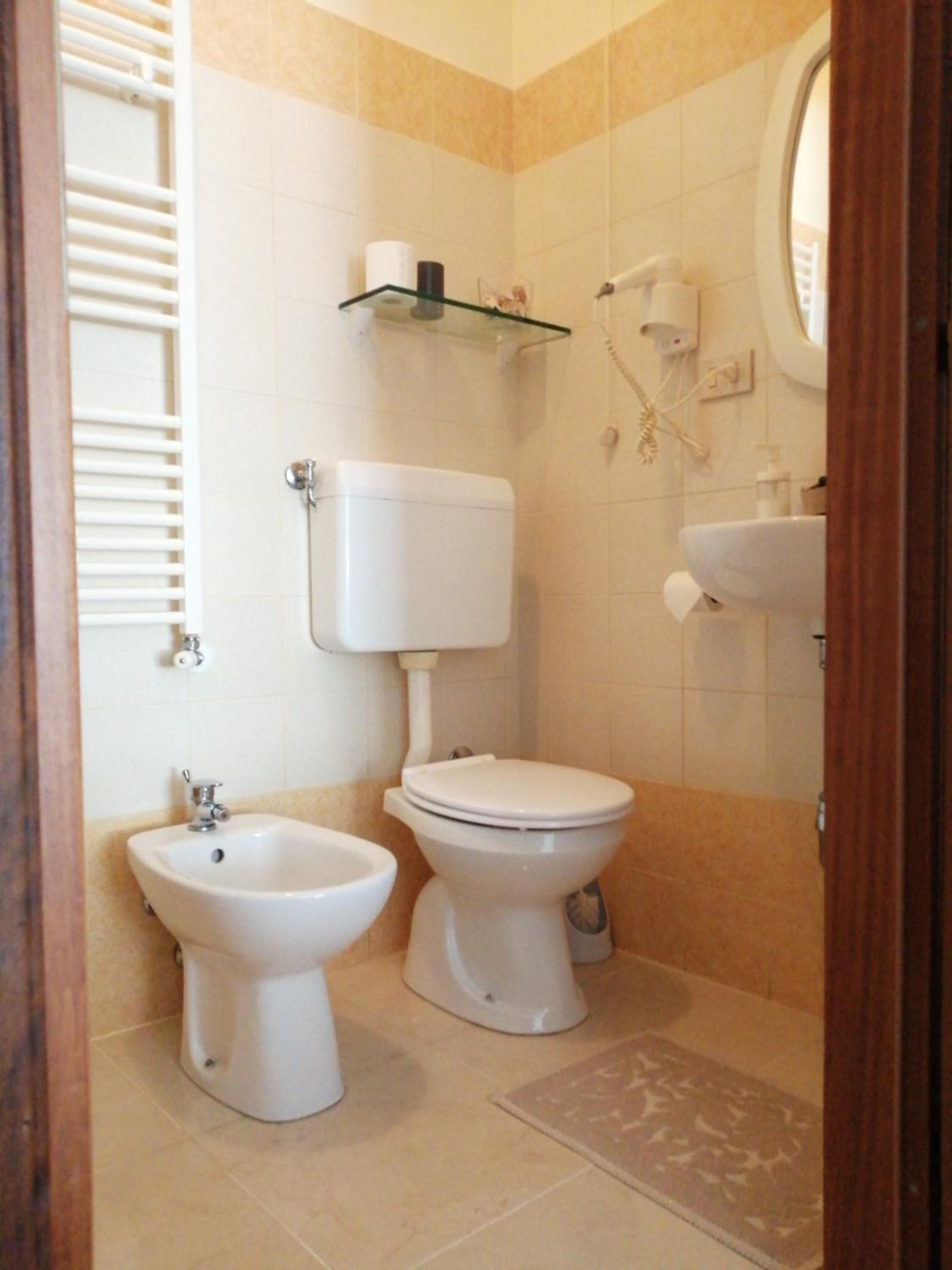 Quadruple Room - Photo 5