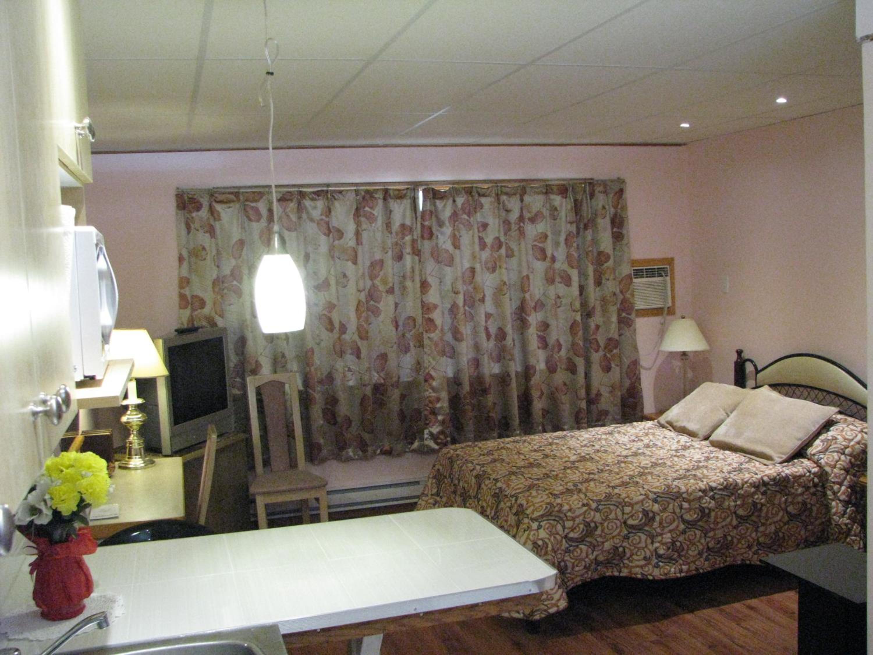 Queen Room with Kitchenette photo 2