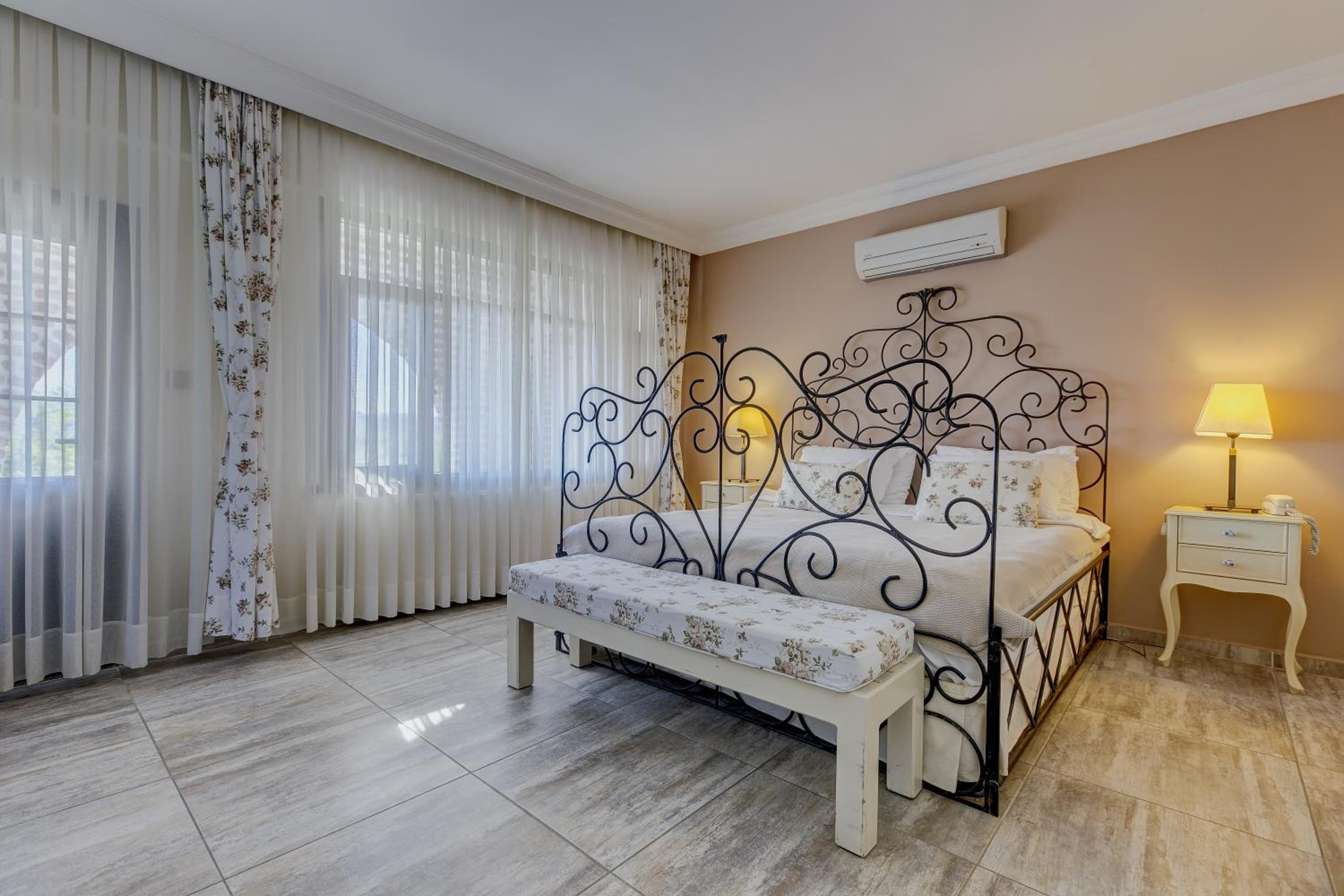 Double Room with Balcony & River View - Photo 17