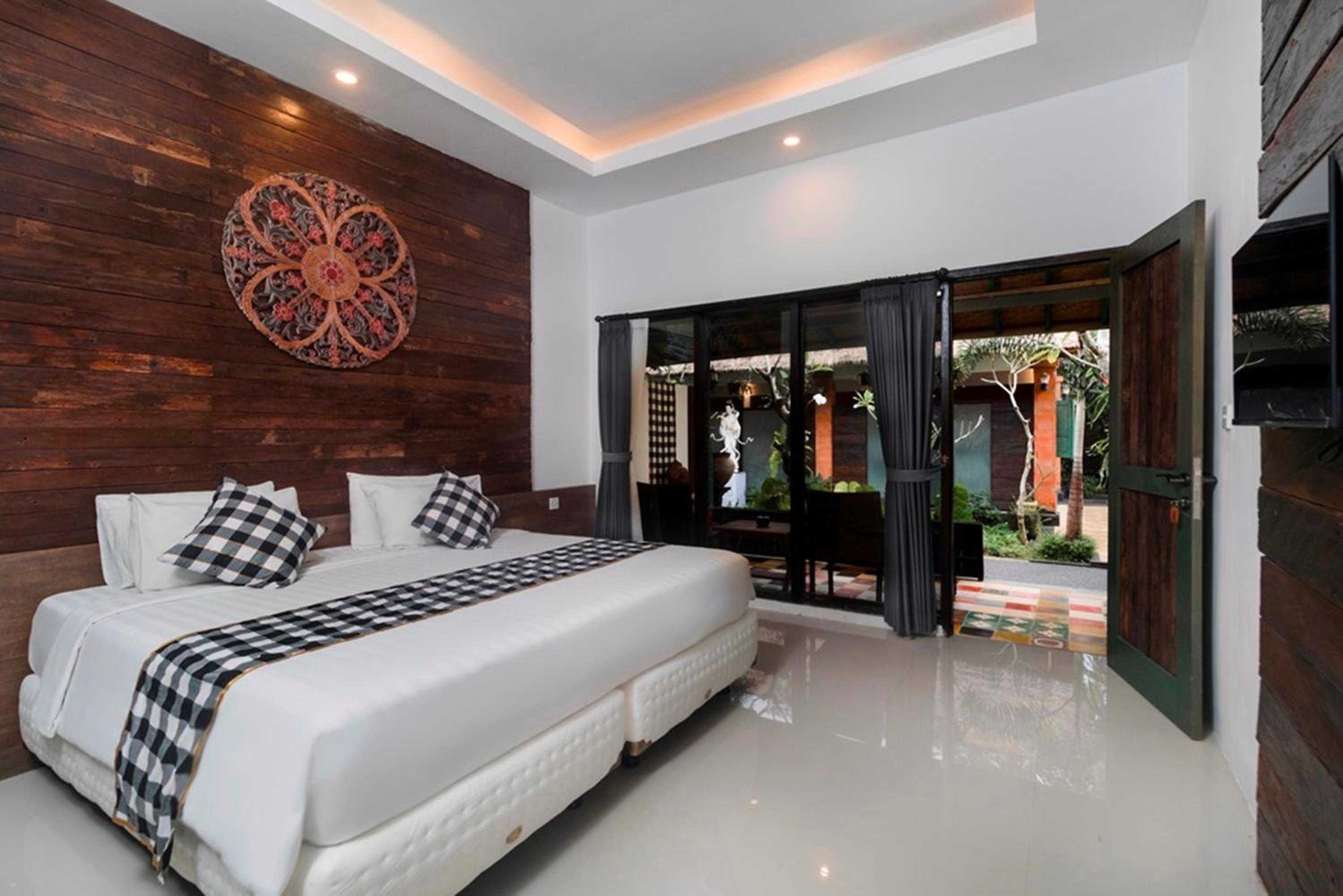 Deluxe Room - Photo 12