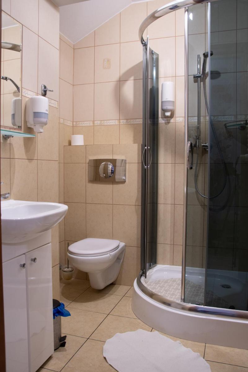 Quadruple Room with Private Bathroom - Photo 2