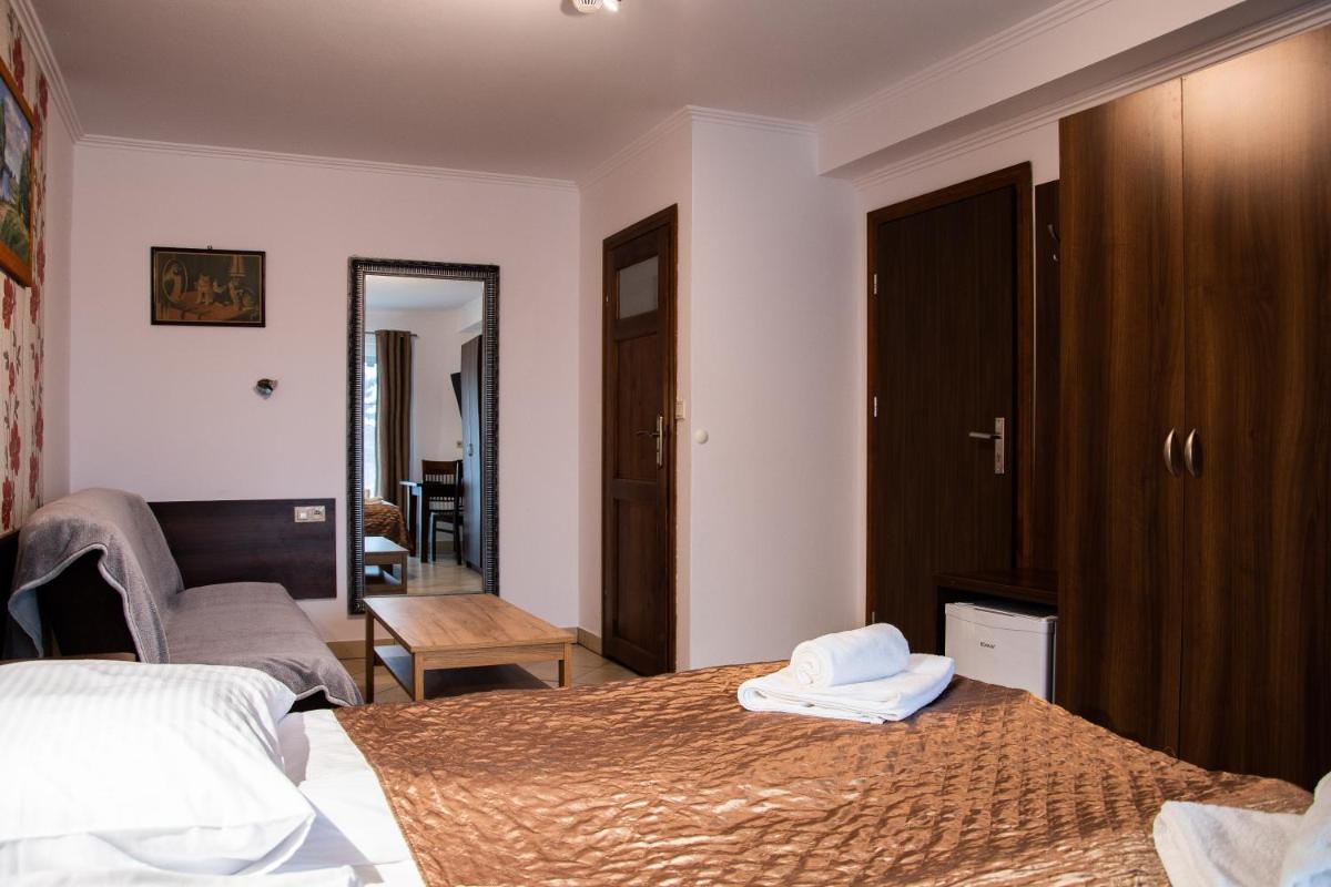 Quadruple Room with Private Bathroom - Photo 3