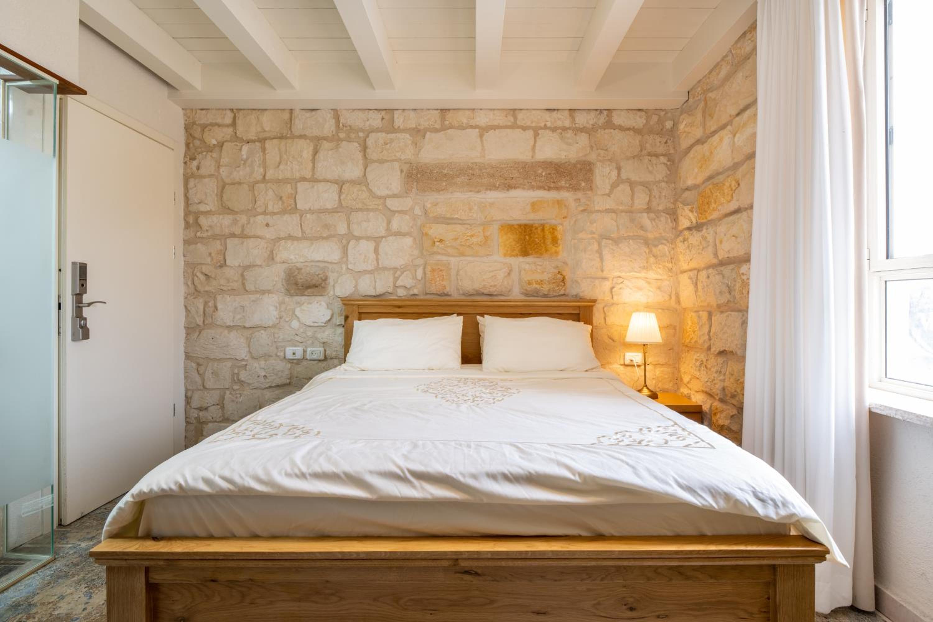 Standard Double Room - Photo 11