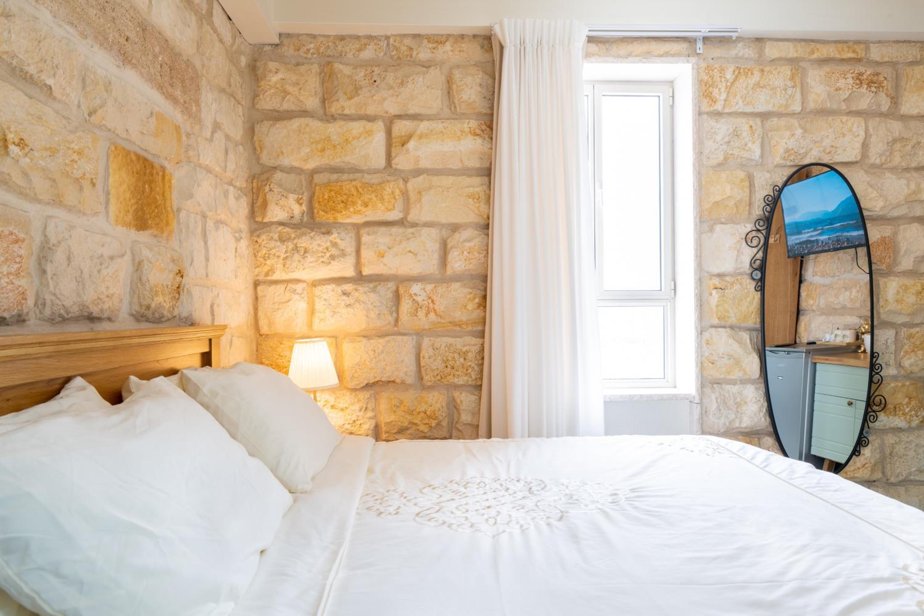 Standard Double Room - Photo 12