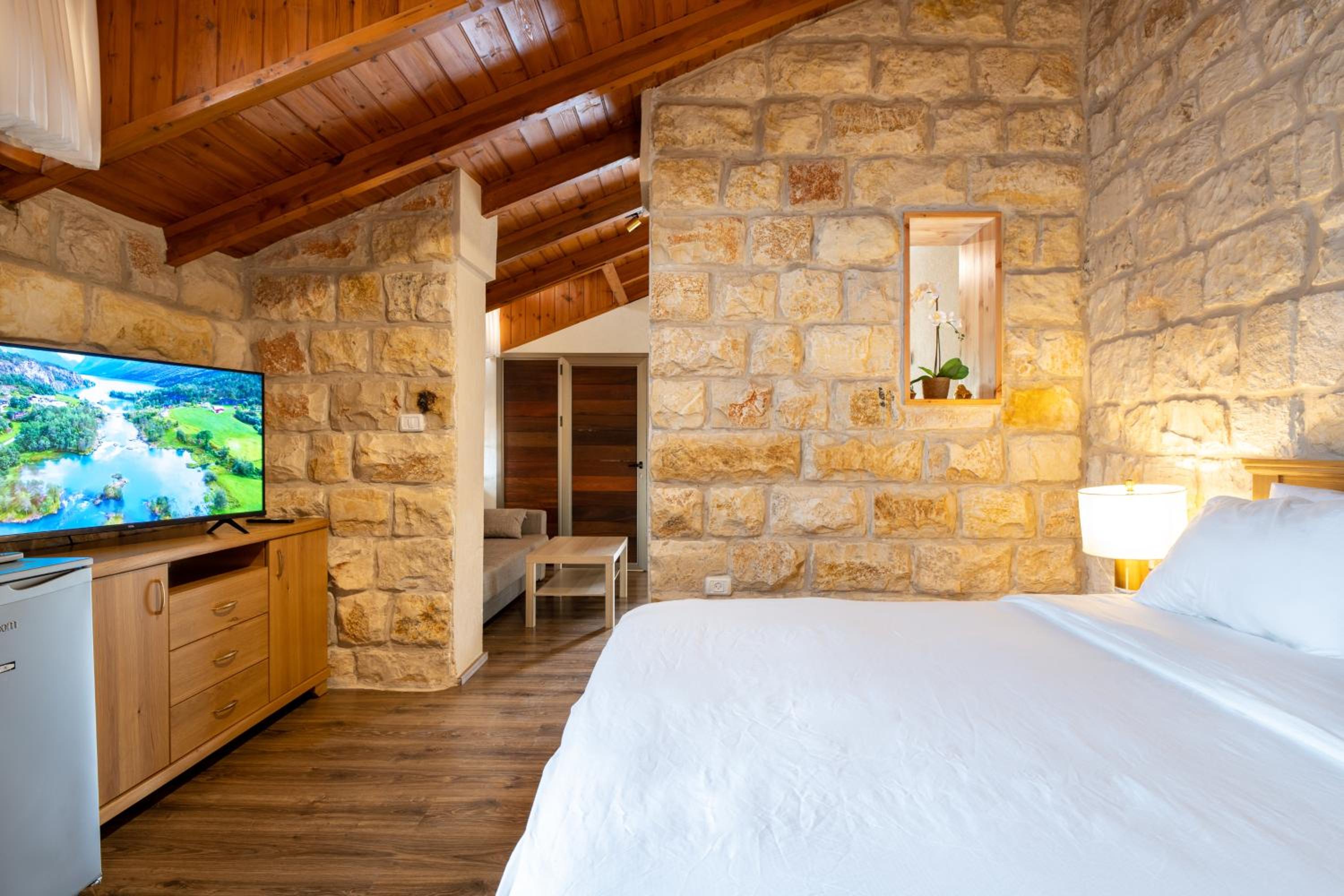 Deluxe Double or Twin Room with Balcony - Photo 7