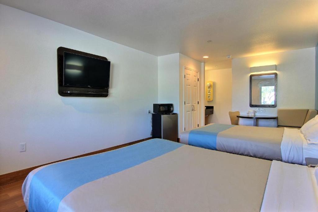 Deluxe Queen Room With Two Queen Beds - Non-Smoking photo 1