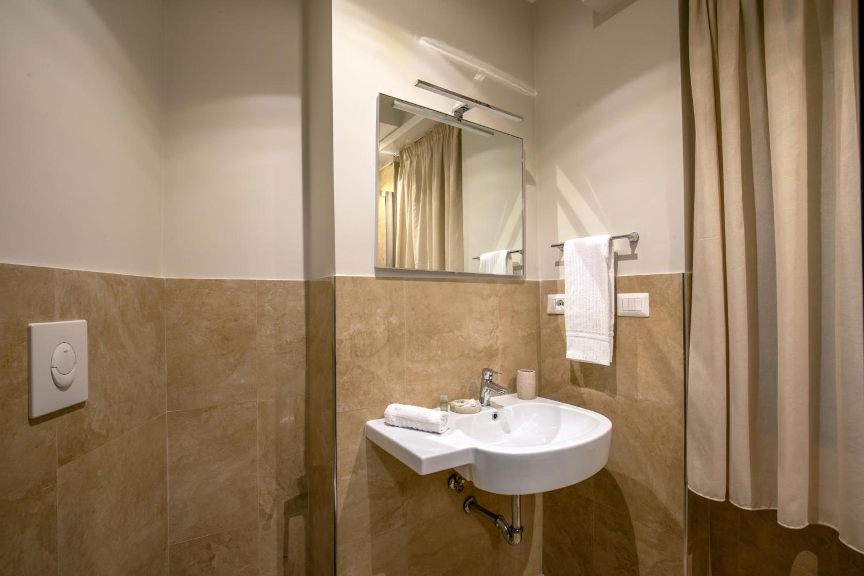 Small Single Room photo 2