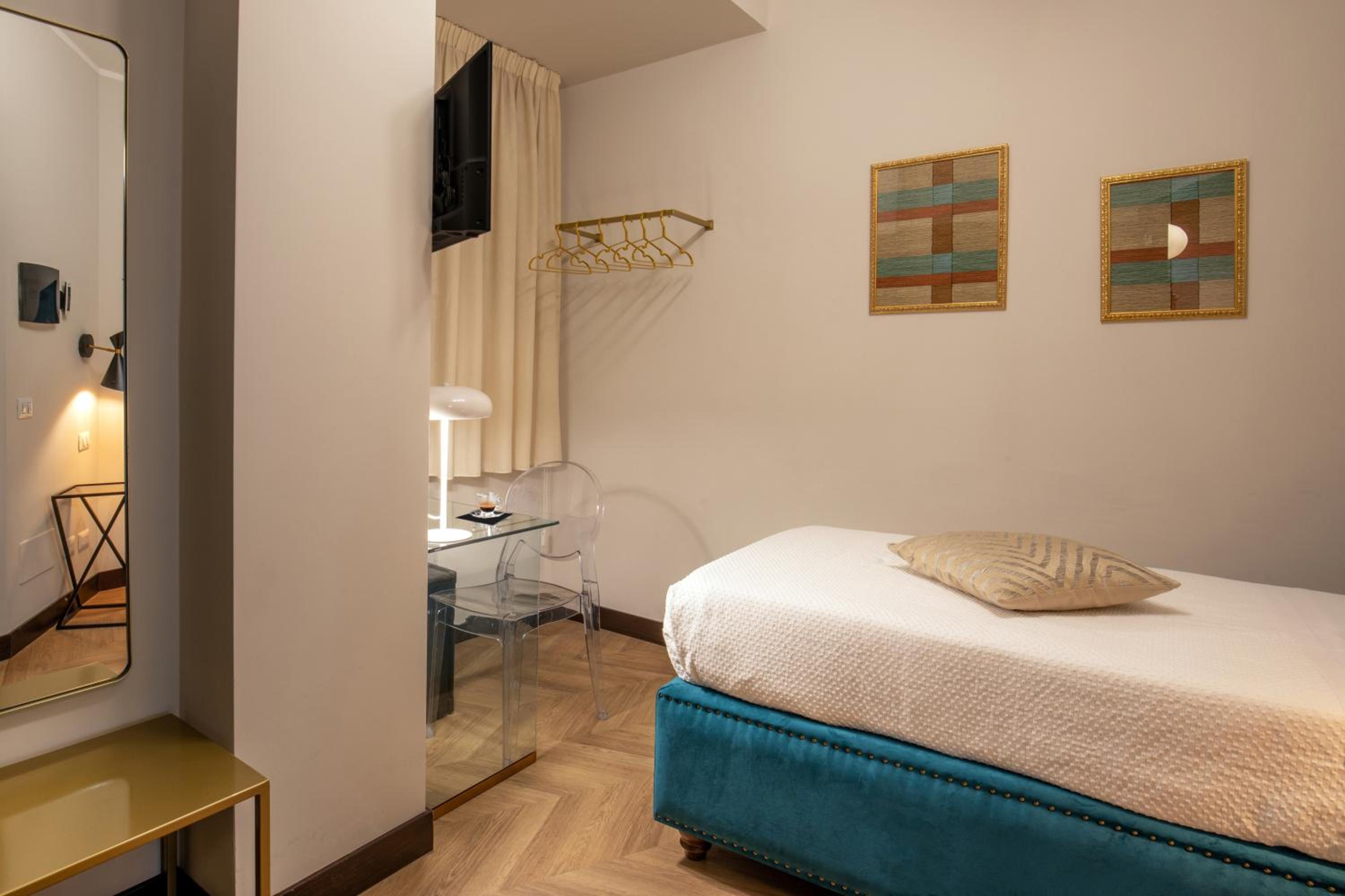 Small Single Room photo 3