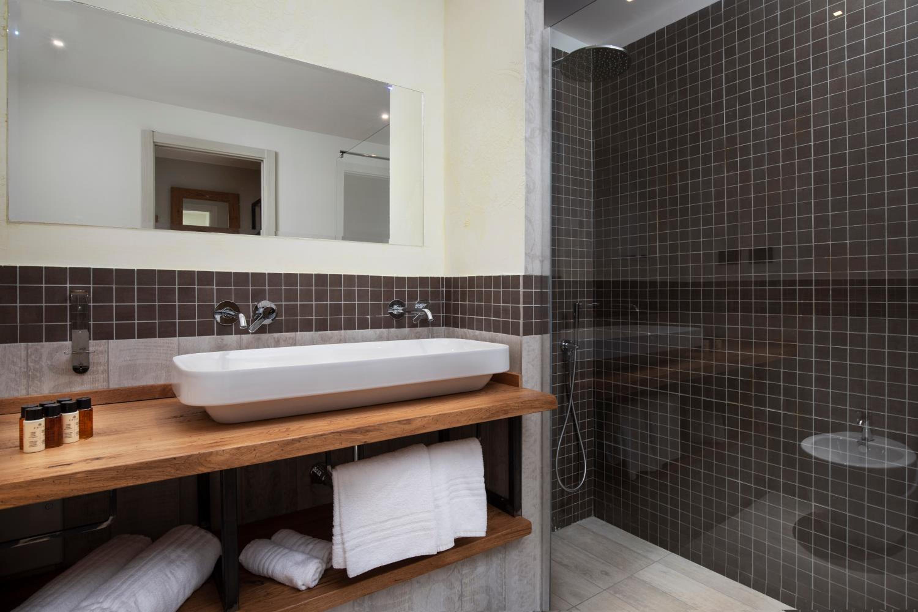 Suite with Pool View - Photo 6