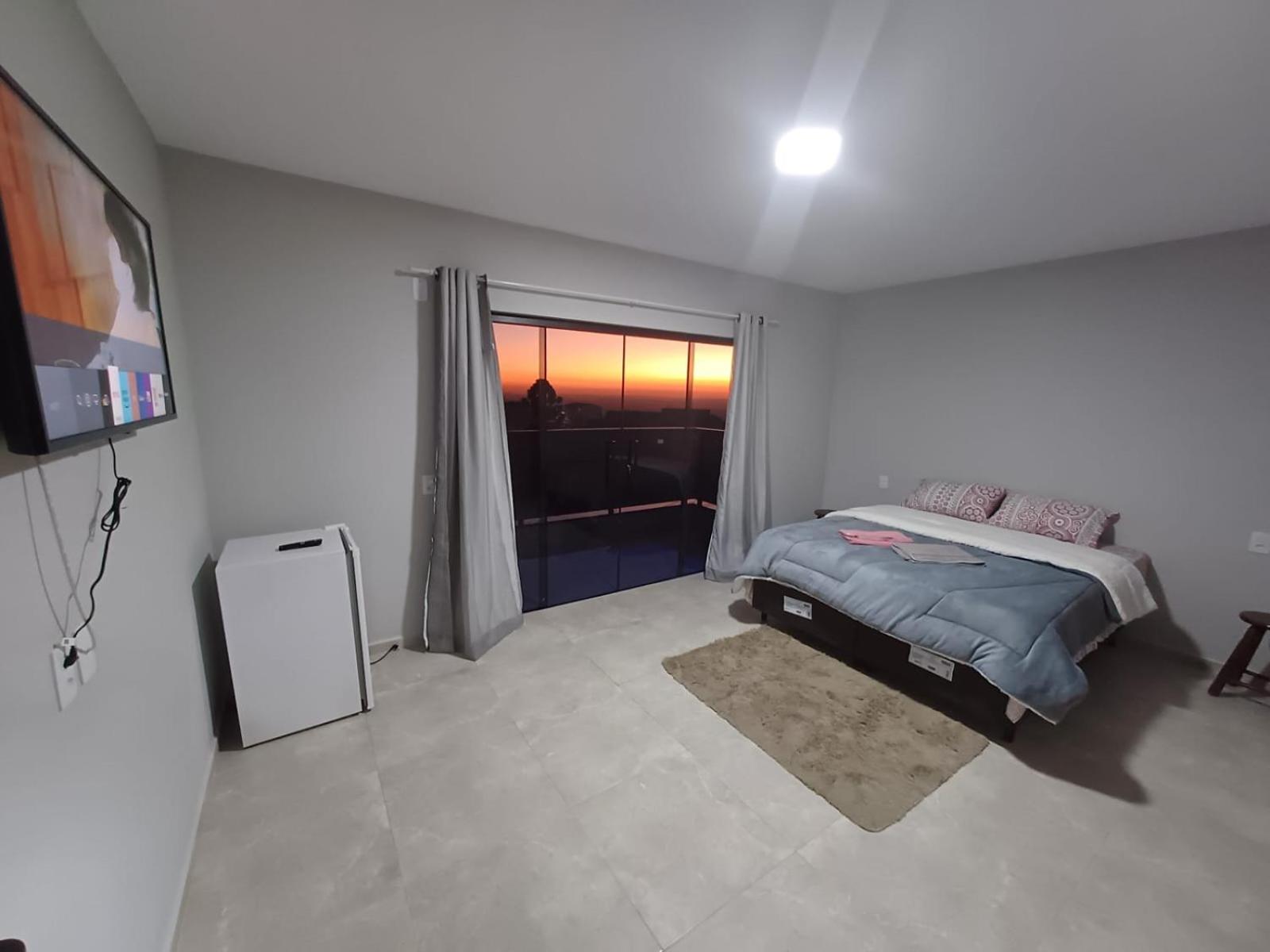 Deluxe Queen Suite - Photo 10