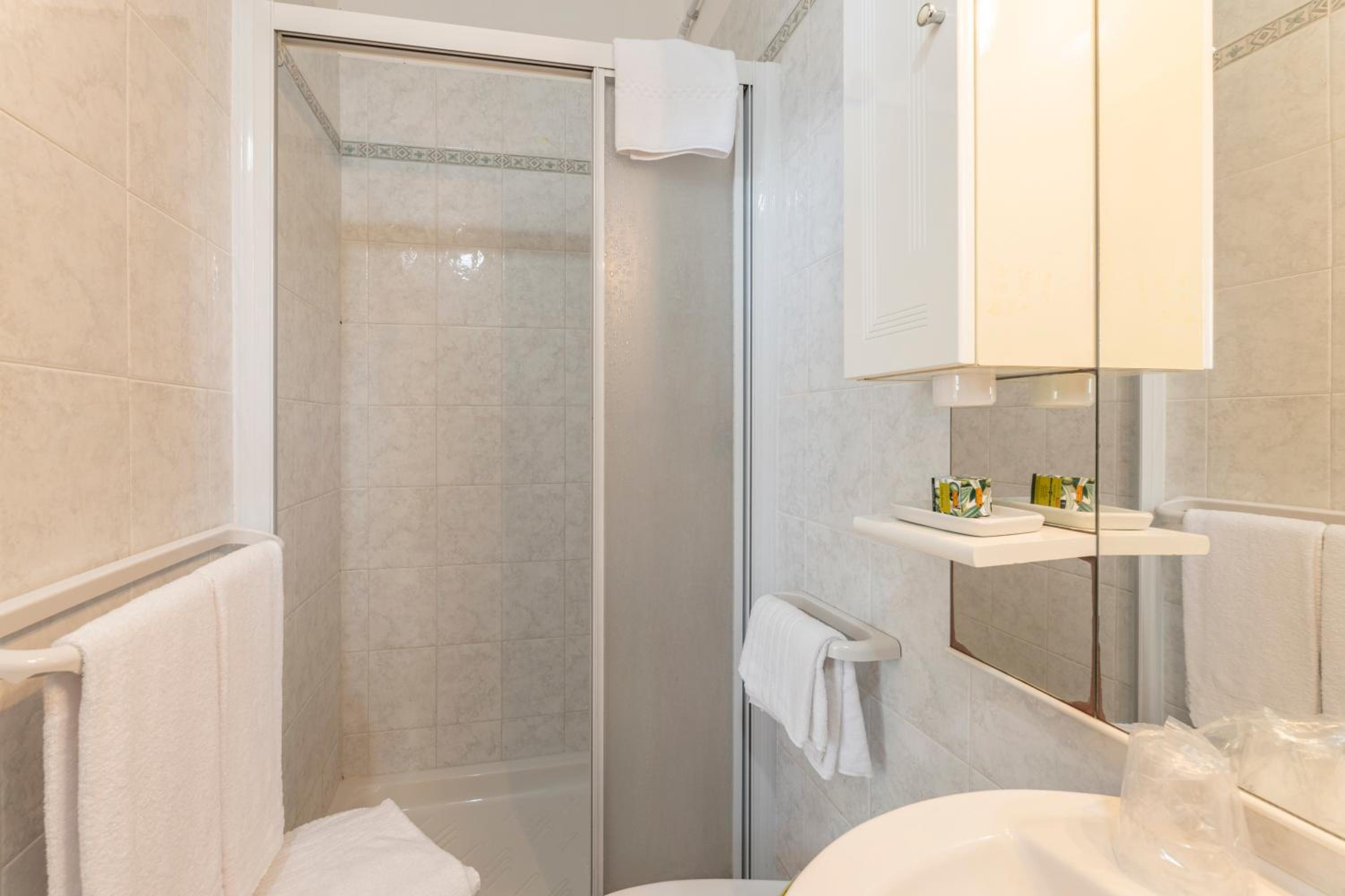 Standard Double Room - Photo 5