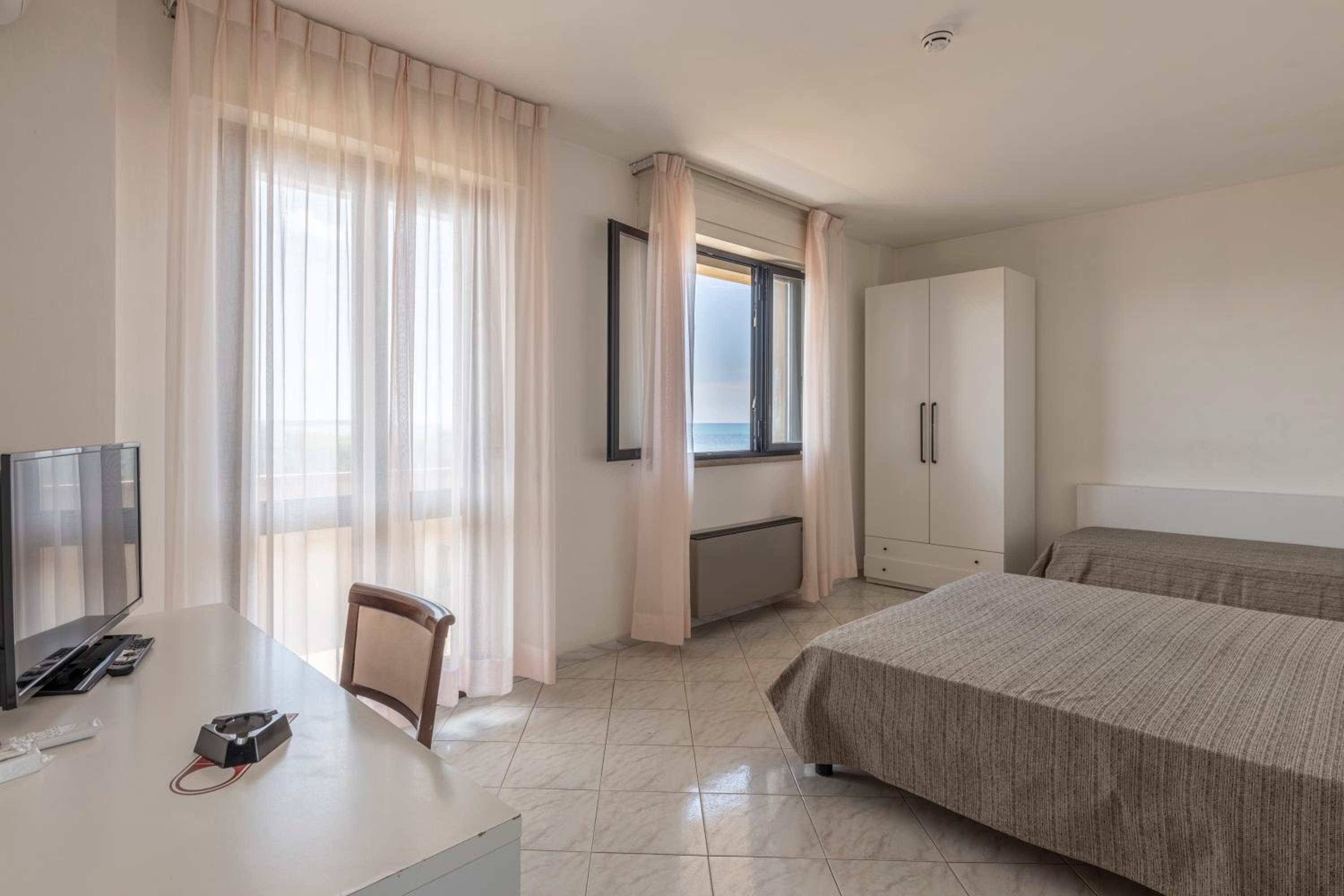 Double Room with Sea View - Photo 3