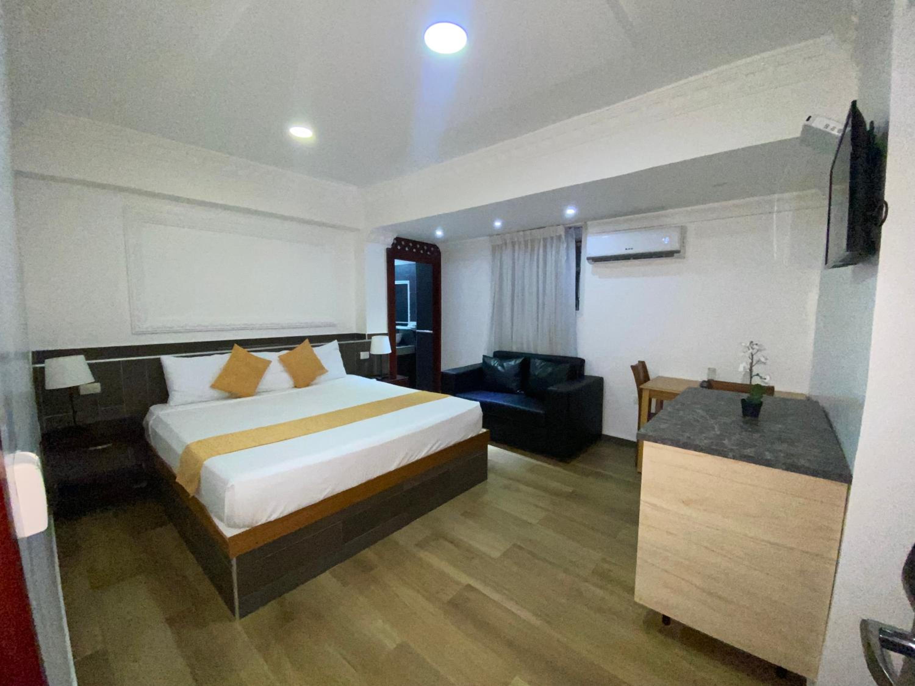 Deluxe King Suite