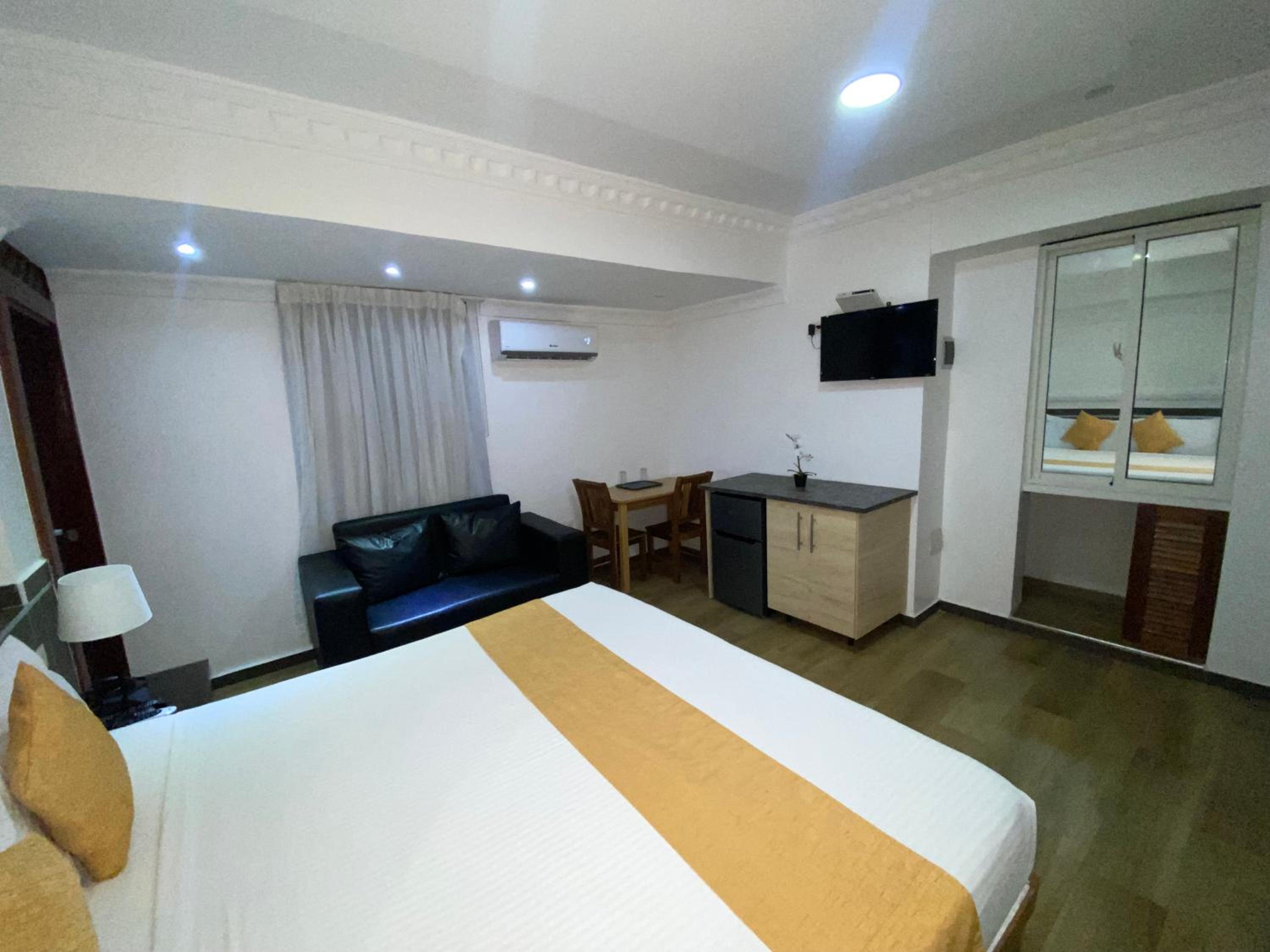 Deluxe King Suite photo 3