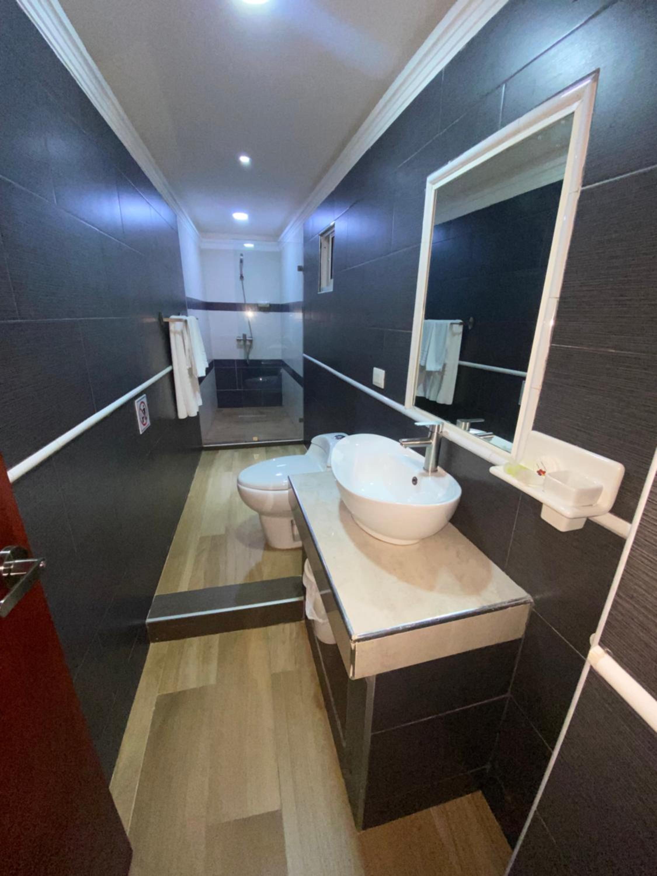 Deluxe King Suite photo 2